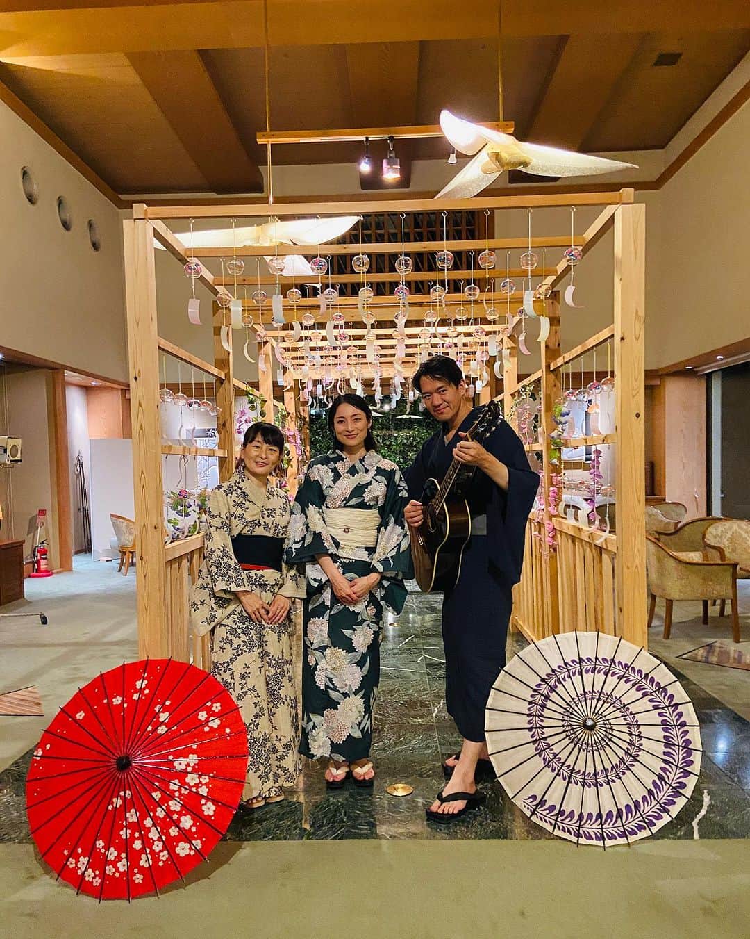 松本英子のインスタグラム：「美ヶ原温泉　翔峰ロビーコンサート🌿  時間が経ってしまいましたが、 先月は大好きな長野県松本市の美ヶ原温泉♨️翔峰さんでのロビーコンサートでした！  たくさんのお客様にお越しいただき、たまたま足を止めて聞いて下さった方も。嬉しい出逢いもいっぱいでした！！  翔峰さんの露天風呂は眺望も最高で、ホスピタリティも素晴らしいので是非皆さん足を運んでみてくださいね☺️  key.長谷川久美子 g.本間貴士  7月16日　美ヶ原set list. 1. Squall 2. 蛍 3. ながれ星 4. MOON RIVER 5. イパネマの娘 6. Woman Wの悲劇より 7. 眠りにつくまで 8. 祈り灯 9.星の笑み月の涙（オルゴール）  EN.ひこうき雲」