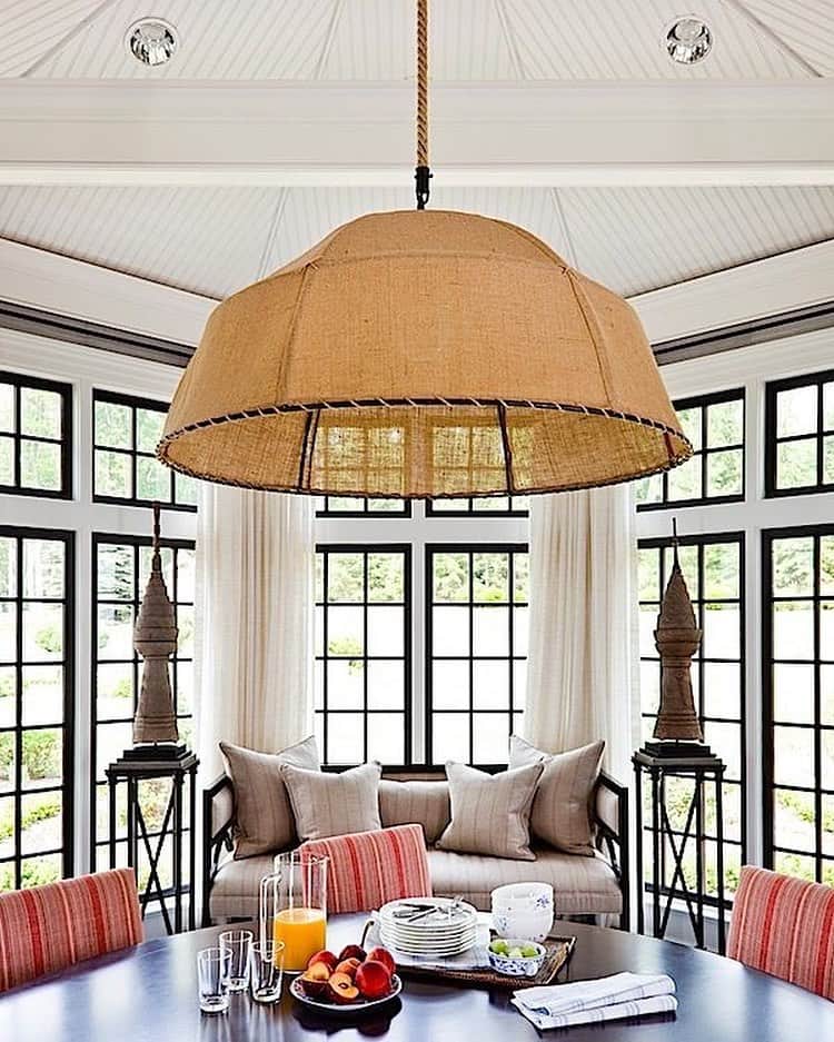 Homepolishのインスタグラム：「A sunroom for the ages in a CT home by Thom Filicia ☀️ @thomfilicia  Via @quintessence photo by Nick Johnson   #sunroom #windows #homestyle #interiordesign」