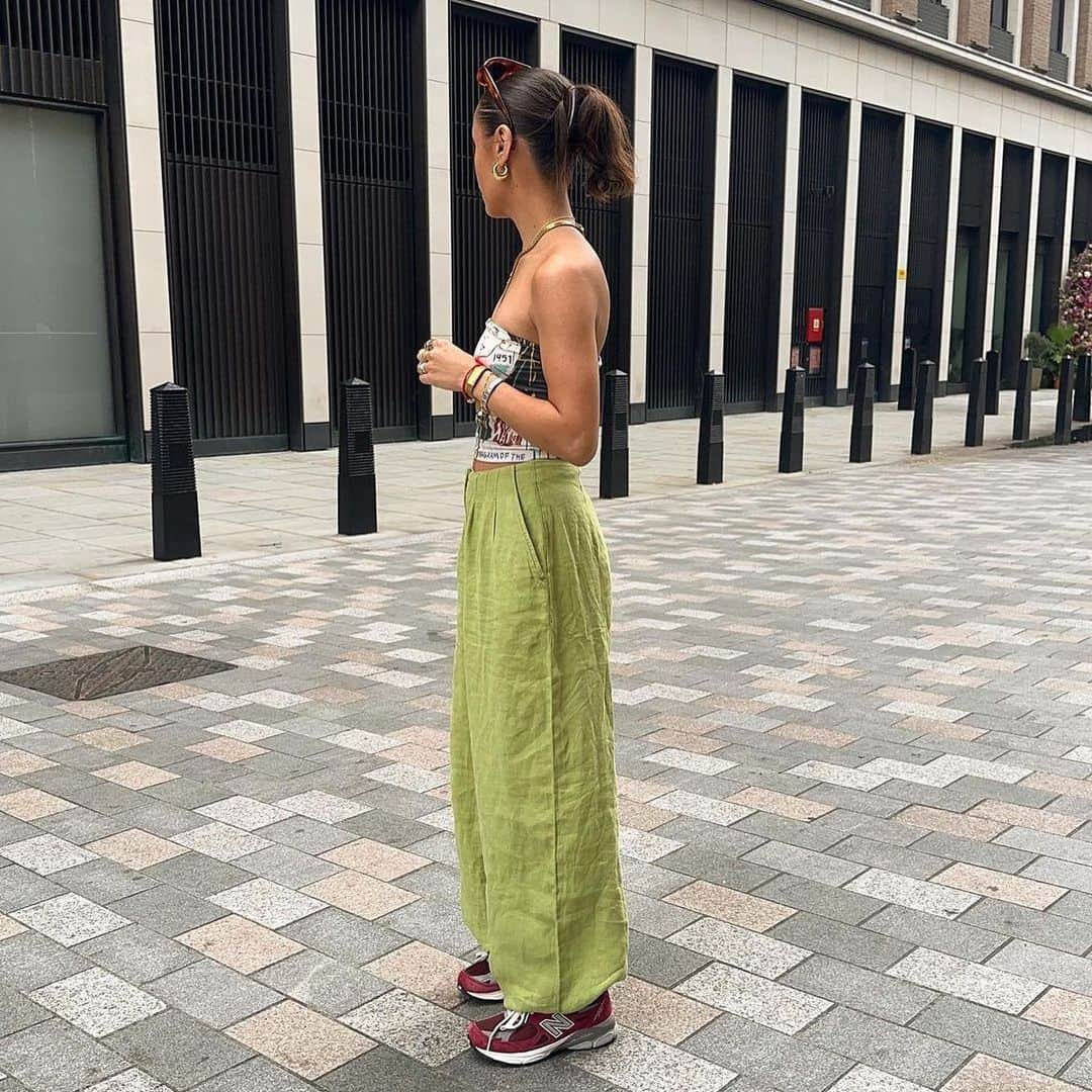 トップショップのインスタグラム：「Greens are good for you.   @itsanchana in the pop green linen trousers [129120055].」