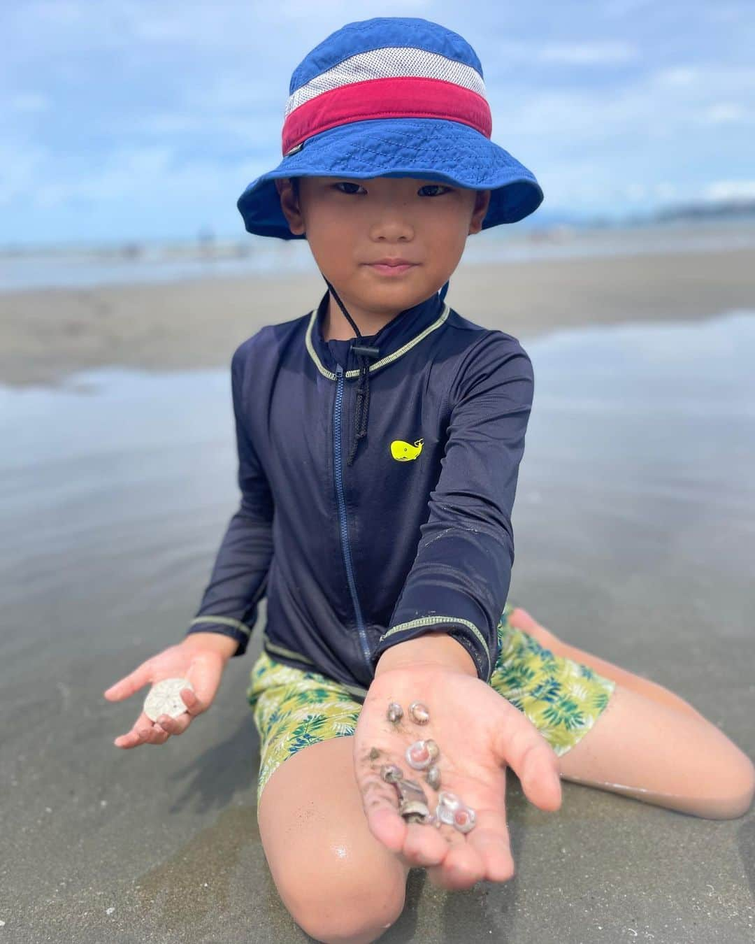 生島早織さんのインスタグラム写真 - (生島早織Instagram)「今年も🏖へ🌊  年々感じることのできる双子達の成長❣️  今年は、スノーケリングも波乗りもできる様になった〜🏄‍♀️  そして、欠かさないのが野球の練習⚾️🏖  次男は、海に浮かぶ海藻集め😁 公園では蝉の抜け殻集め また別の日は貝殻集め🐚  収集癖があるのかな⁉️  貝に関しては綺麗なものだけ持って帰る🐚 次男とキレイの感覚が一緒で良かった😁  年々出来ることが増えて、お手伝いもしてくれる様になって❣️ 相変わらずのホテル好きで🏨❣️  温泉大好きツインズ😍♨️  また来年来ようね❣️  いつも以上に沢山笑って沢山お話も出来ました❣️ いつも以上に沢山食べたね❣️  来年はどんな新しい事ができる様になっているのかな⁉️  楽しみにしてるよ〜😍  #双子育児 #双子ママ #双子パパ #双子ファミリー #夏の思い出 #夏は海だね  #夏休み」8月1日 23時39分 - saori.ikushima