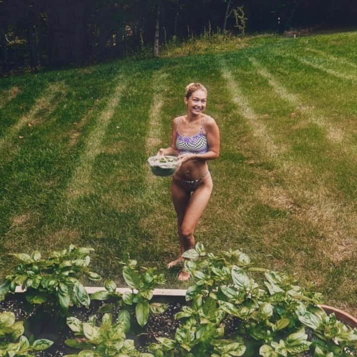 Vogueさんのインスタグラム写真 - (VogueInstagram)「@GigiHadid is having her most wholesome summer ever. Putting down roots in the idyllic American countryside, Gigi and her daughter are living their best lives. This week, Hadid posted a series of candid images on Instagram that show her and her daughter playing outside, feeding horses, picking flowers, and dining on pancakes. See more from the star’s refreshingly wholesome summer at the link in bio.   #regram @gigihadid」8月1日 23時40分 - voguemagazine