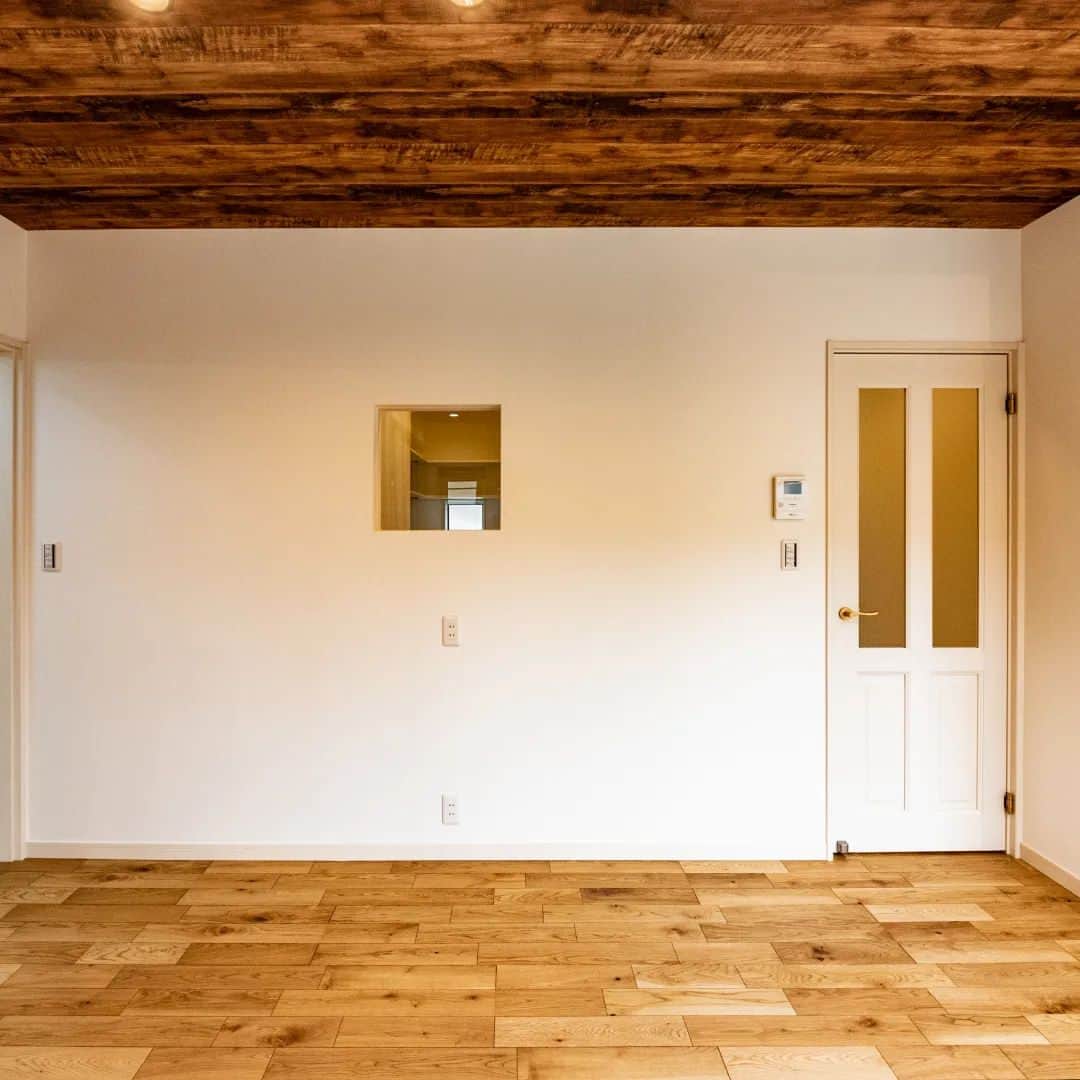 日大建築さんのインスタグラム写真 - (日大建築Instagram)「日大建築 宮崎 ルームスナップ🥰  「開放感あふれる吹抜けリビングのある家」  外観をグレーのワントーンにまとめたシンプルな佇まい。開放感あふれる吹抜けは、2階と程よく繋がりのあるリビングに。食器棚を隠せる扉はキッチンをスッキリ見せる効果あり🤓✨  （※ルームスナップの画像は日大建築の過去の施工事例となります）  他ギャラリーはホームページにて公開中ですのでぜひご覧になってください😆✨  毎日笑顔になれるお家を😆❤️  ↓↓オープンハウス開催情報↓↓ 8/19~8/20の2日間限定で宮崎市月見ヶ丘にて新築完成見学会開催予定です🥰 次回のお家はカリフォルニアスタイル😆✨  《 完全予約制 》予約・ご相談を随時受け付けておりますのでお気軽にお問合せください。皆様のご来場をお待ちしております！  ▽ ご予約・お問い合わせ先 ▽ 【株式会社 日大建築 】 TEL：0985-71-2174 営業時間：10：00～18：00 定休日：水曜日・祝日  ◆◆LINE 公式アカウントを開設しました◆◆ 公式 LINE からでも予約受付中！営業時間外での LINE 予約の場合は翌営業日以降のご予約確定or時間調整のお願いとなります。  ※お急ぎの場合は直接お電話をお願いいたします。  ◇最新情報を更新中！日大建築のインスタグラム はこちらから→ @nichidai_kenchiku  #宮崎県 #宮崎市 #宮崎市新築 #宮崎市工務店 #宮崎注文住宅 #注文住宅 #宮崎移住 #宮崎市新築一戸建 #宮崎完成見学会 #住宅販売 #住宅相談会 #住宅展示会 #建売 #家を建てる #平屋 #オープンハウス #モデルハウス #カバードポーチ #マイホーム #リゾートスタイル #家を建てる #サーファーズハウス #カリフォルニアスタイル #インテリア #施工事例 #吹抜 #ガレージ #シーリングファン」8月1日 14時42分 - ryu.ryu.ryu3