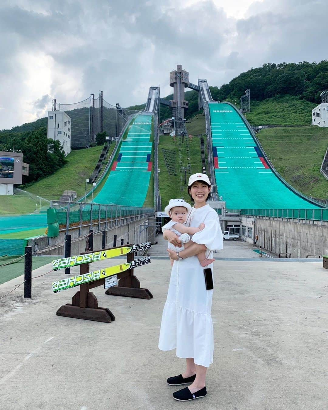 岩渕香里さんのインスタグラム写真 - (岩渕香里Instagram)「.  先日息子と白馬のジャンプ台に遊びに行ってきました！ 初めてのジャンプ台に全く興味を示さない息子でした🙆‍♀️  異次元の涼しさの菅平で快眠生活。改めて菅平の凄さを感じてまた熱々の世界に戻ってきました！  白馬で遊んでくれた皆様ありがとうございました！ 今度は試合の時に行けばもっと選手に会えるかな？  また遊びに行きまーす🤩」8月1日 14時46分 - i_am_kaoriiwabuchi