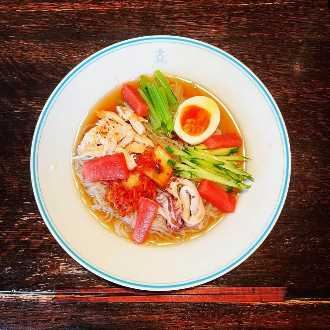 佐野史郎のインスタグラム：「#冷麺 お皿は横須賀、#自衛隊カレー 用のお土産  やめようと思いつつ、彩に…また、つい😅 この1週間で体がスッキリしたような？😆」