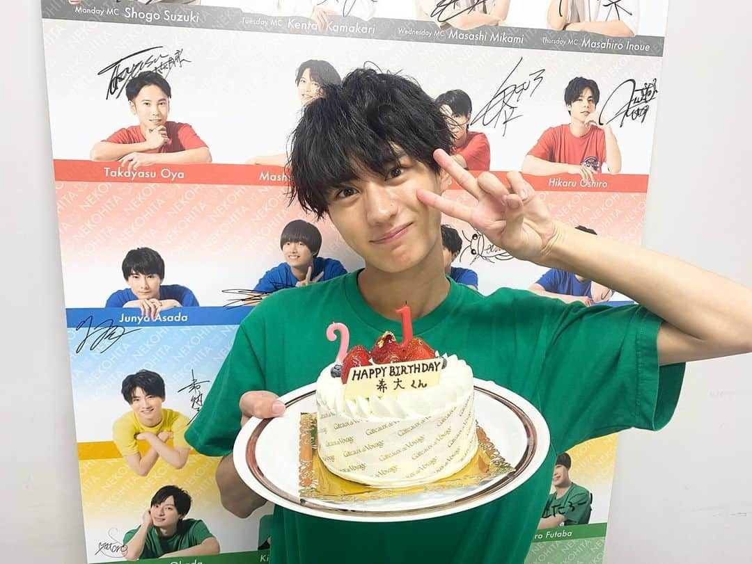 猫のひたいほどワイドさんのインスタグラム写真 - (猫のひたいほどワイドInstagram)「希大HBD🎂✨ #猫ひた #小林希大」8月1日 14時47分 - nekohita_tvk