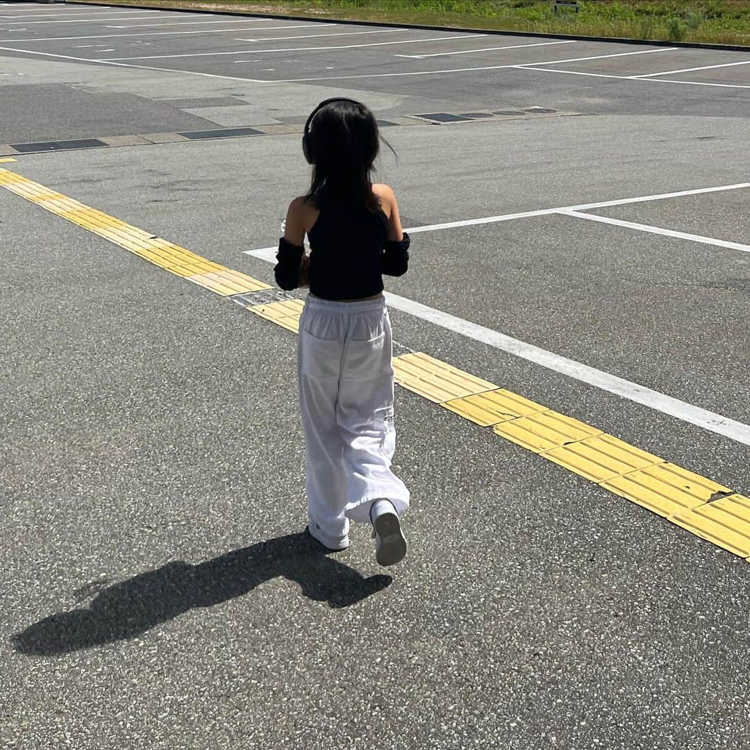 船越陽子さんのインスタグラム写真 - (船越陽子Instagram)「ㅤㅤㅤㅤㅤㅤㅤㅤㅤㅤㅤㅤㅤ うちのちいさなジェニ🖤🩷🪽 @jennierubyjane  気に入って着けてるアームカバーは母の日焼け防止のやつ😂」8月1日 14時48分 - yoko_funakoshi