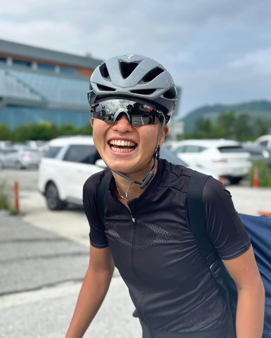 岸本新菜さんのインスタグラム写真 - (岸本新菜Instagram)「OAKLEY😎× SMILE😆  Sunglasses are important on both sunny and cloudy days! ☀️☁️😌  It was taken by my Korean friend🇰🇷🫶  I heard a lot of shutter sounds and laughed📸📸📸😳⁉︎😂  明日から韓国遠征🇰🇷✈️ 前回のAsTCセジョン大会のお気に入り写真🎞✨  #oakley #protectyoureyes #encoder」8月1日 14時57分 - niina0v0