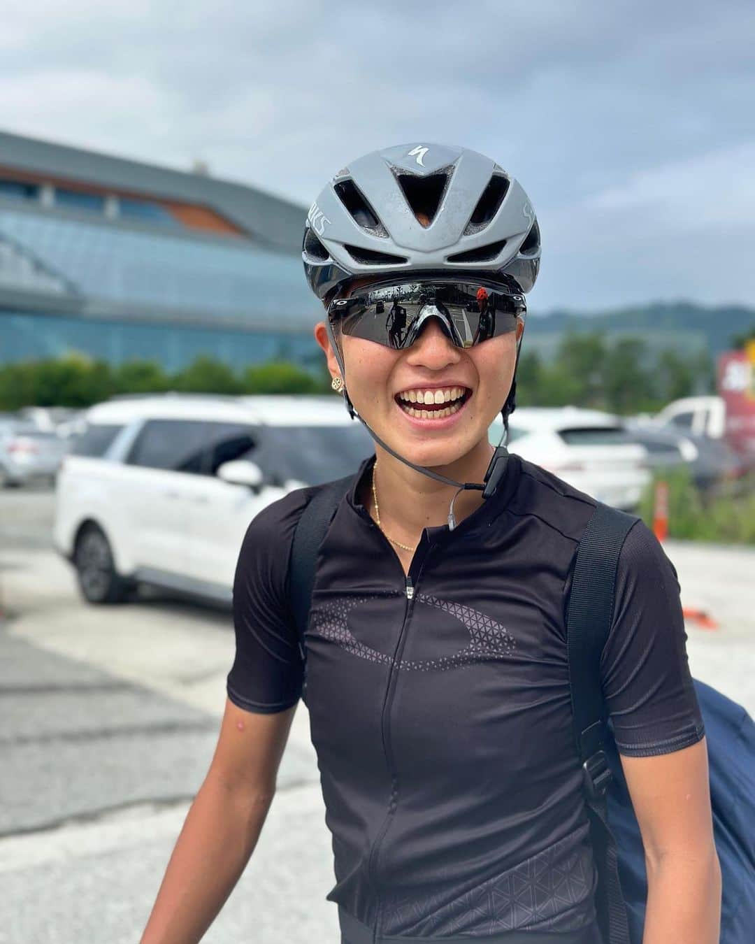 岸本新菜さんのインスタグラム写真 - (岸本新菜Instagram)「OAKLEY😎× SMILE😆  Sunglasses are important on both sunny and cloudy days! ☀️☁️😌  It was taken by my Korean friend🇰🇷🫶  I heard a lot of shutter sounds and laughed📸📸📸😳⁉︎😂  明日から韓国遠征🇰🇷✈️ 前回のAsTCセジョン大会のお気に入り写真🎞✨  #oakley #protectyoureyes #encoder」8月1日 14時57分 - niina0v0