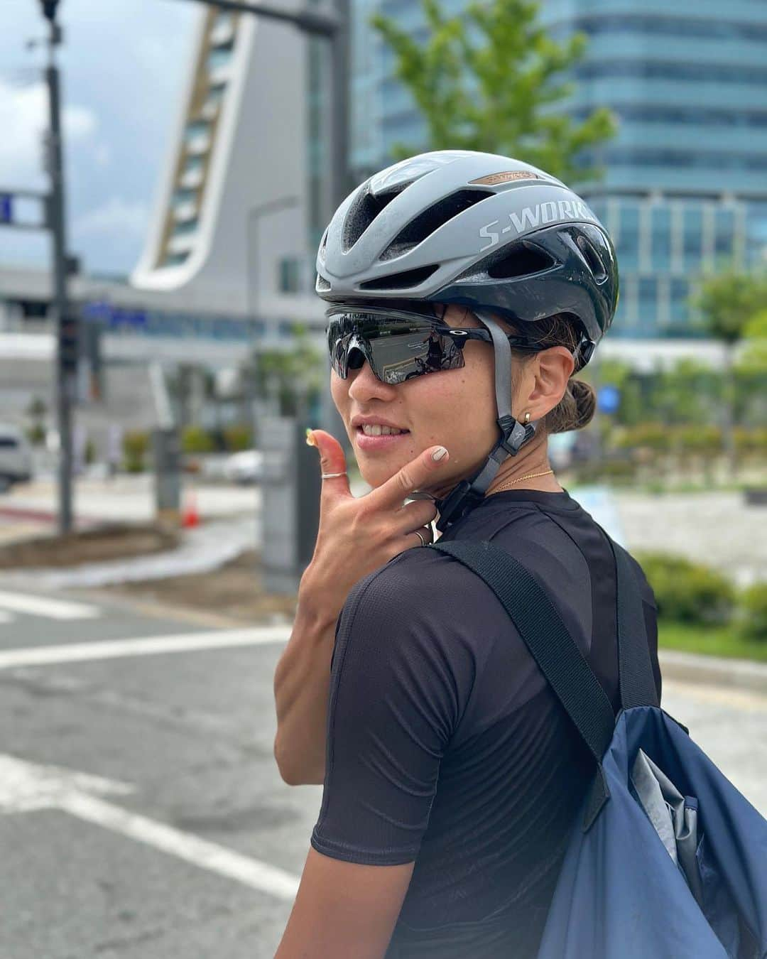 岸本新菜さんのインスタグラム写真 - (岸本新菜Instagram)「OAKLEY😎× SMILE😆  Sunglasses are important on both sunny and cloudy days! ☀️☁️😌  It was taken by my Korean friend🇰🇷🫶  I heard a lot of shutter sounds and laughed📸📸📸😳⁉︎😂  明日から韓国遠征🇰🇷✈️ 前回のAsTCセジョン大会のお気に入り写真🎞✨  #oakley #protectyoureyes #encoder」8月1日 14時57分 - niina0v0