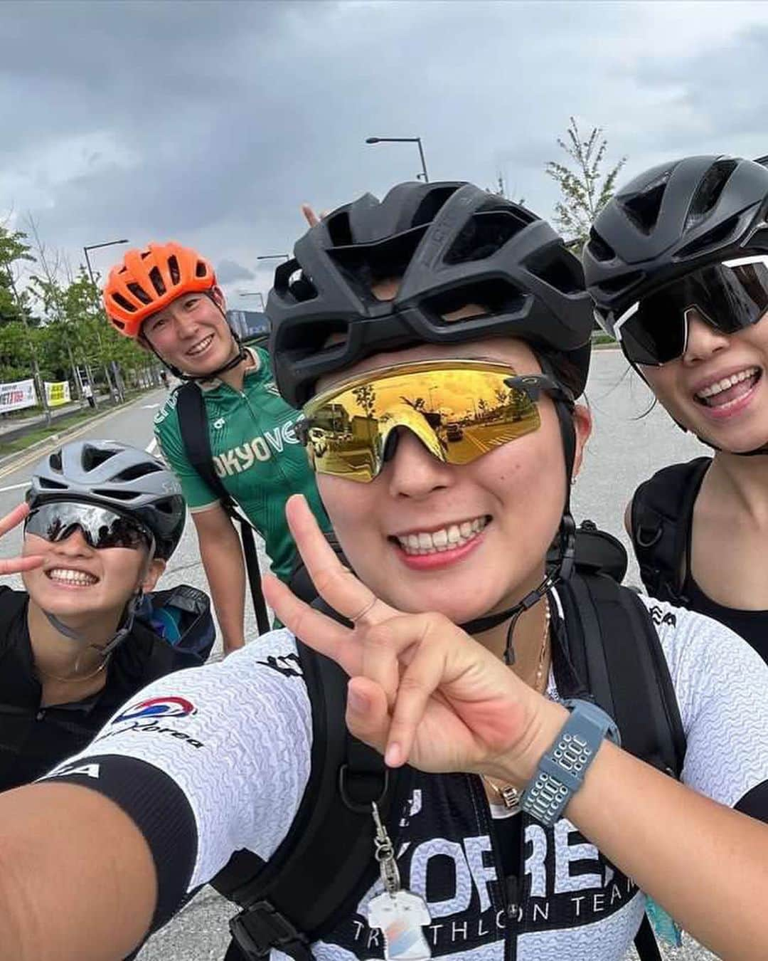 岸本新菜さんのインスタグラム写真 - (岸本新菜Instagram)「OAKLEY😎× SMILE😆  Sunglasses are important on both sunny and cloudy days! ☀️☁️😌  It was taken by my Korean friend🇰🇷🫶  I heard a lot of shutter sounds and laughed📸📸📸😳⁉︎😂  明日から韓国遠征🇰🇷✈️ 前回のAsTCセジョン大会のお気に入り写真🎞✨  #oakley #protectyoureyes #encoder」8月1日 14時57分 - niina0v0