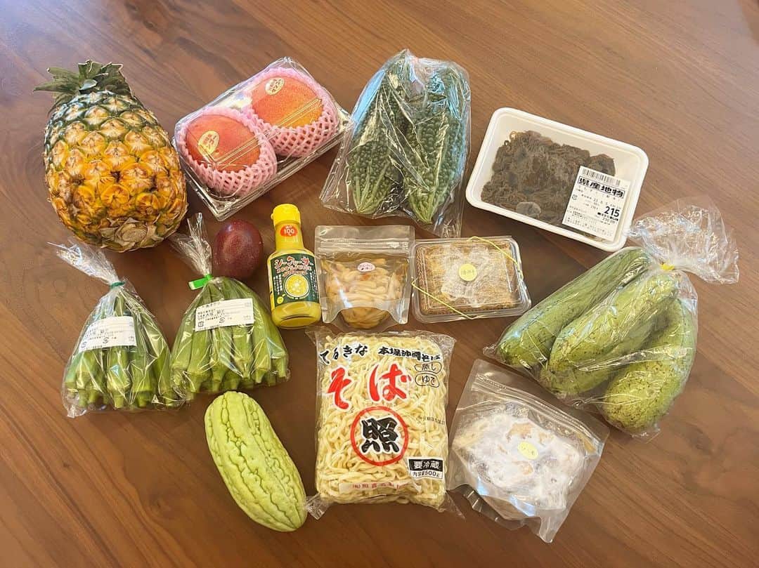 安座間美優さんのインスタグラム写真 - (安座間美優Instagram)「🍍🥭🍜🥒🥩🍹  沖縄からたくさんの食材が届きました！ 嬉しいなぁ  しばらくおうちご飯は沖縄料理だ🌺  　 沖縄台風心配ですね。 みなさん気をつけてくださいね！  　 #沖縄#沖縄野菜#沖縄そば#みゅうごはん」8月1日 14時52分 - mew_azama