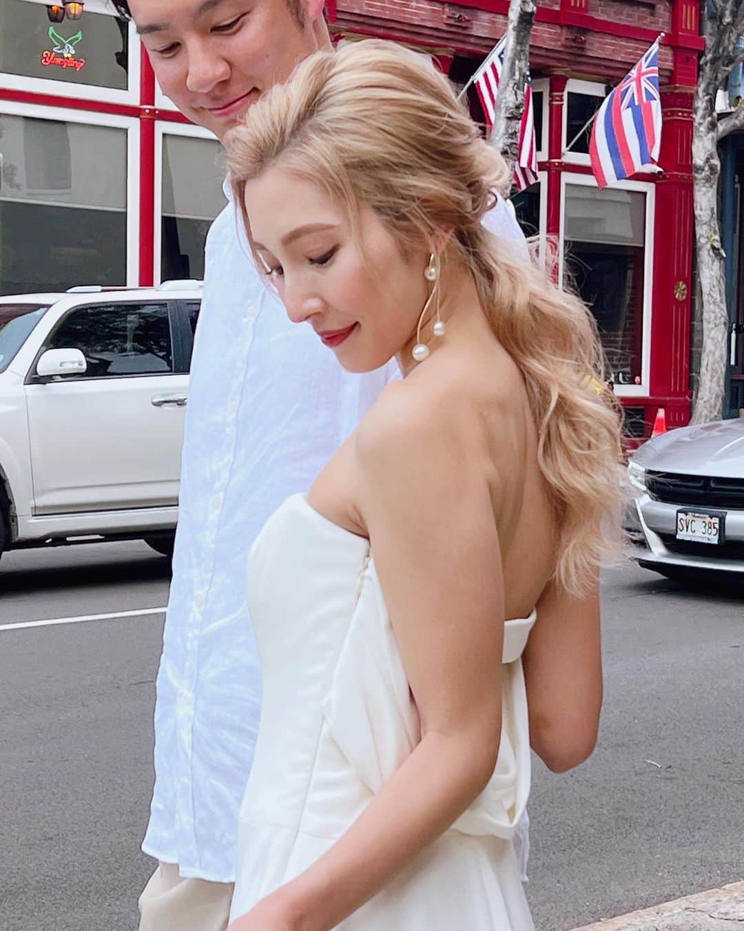 Yukari Ogayaのインスタグラム：「Hawaii wedding 2023 … Downtown style🇬🇧 . クイックチェンジ💄 おくれ毛を残して クシュっとまとめたローポニースタイルに🫶🏻 . Bride✨ @snbkn.10  .  . Hair and makeup by @yukariogaya  . . . .  #2023 #thisisyukaristyle #hawaiiwedding  #destinationwedding  #bridehair  #bridalmakeup  #weddinghairstyles  #updospecialist  #ハワイウェディング #海外ウェディング #花嫁ヘア  #花嫁ヘアメイク  #海外花嫁 #ヘアアレンジ  #ハワイヘアメイク」