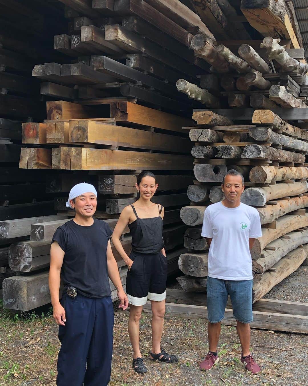 日登美さんのインスタグラム写真 - (日登美Instagram)「Reunion   10年以上ぶりの再会。 日本で伝統工法、木組み土壁の 家を建ててくださった伝統工法の 建築家、日高保さん @kirakunat と大工の岡部真人さん。 10年以上経った今も同じように 日本の伝統を紡いでくださっている お二人には感謝と尊敬しかない。  人を繋ぐ家。 自然と人の手で生まれる家造り。 きっと食卓も同じこと。 そして子育ても同じこと。  手を動かし体を動かして 家ができるプロセスを体験すること。 それは住む場所を造る以上の何かを もたらしてくれました。  シュタイナー教育では9才を迎える 頃に授業の中で家づくりをします。 それは家造りの体験を通して、 私という家を心の中にしっかり 築く。そんな意味があるといいます。  今年ちょうどそんな節目を迎えた 9才の息子と、 あの頃本当に家を造った子供らと このタイミングでまたこの地に 来れたことはとっても大きな 意味があったように思うのです。  @okabezaimokuten @kirakunat  #きらくなたてものや日高さん  #日登美のhomelife  #伝統工法 #伝統工法の家づくり」8月1日 14時57分 - hitomihigashi_b