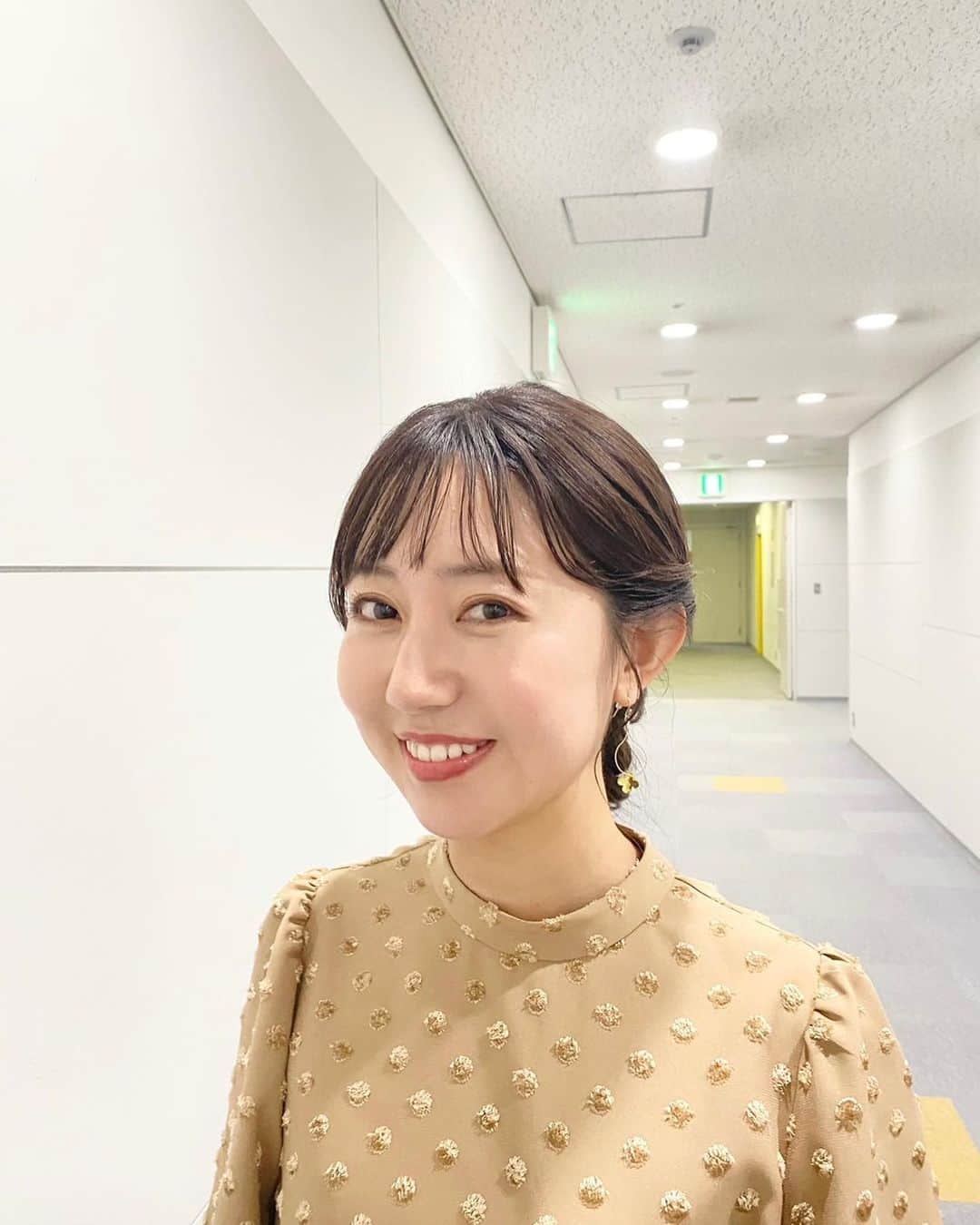 豊崎由里絵のインスタグラム：「. 今夜！8月1日（火）19:00〜 関西テレビ「ちゃちゃ入れマンデー」に出演します！！✨ ぜひ！ご覧くださーーーい👏  衣装はこちら  トップス @cest_moi_official  スカート @onepeace_online  ピアス @raffia_kobe  スタイリスト @stylist_franc chie oshitani #アナウンサー衣装　#アナウンサーコーデ　#ちゃちゃ入れマンデー」