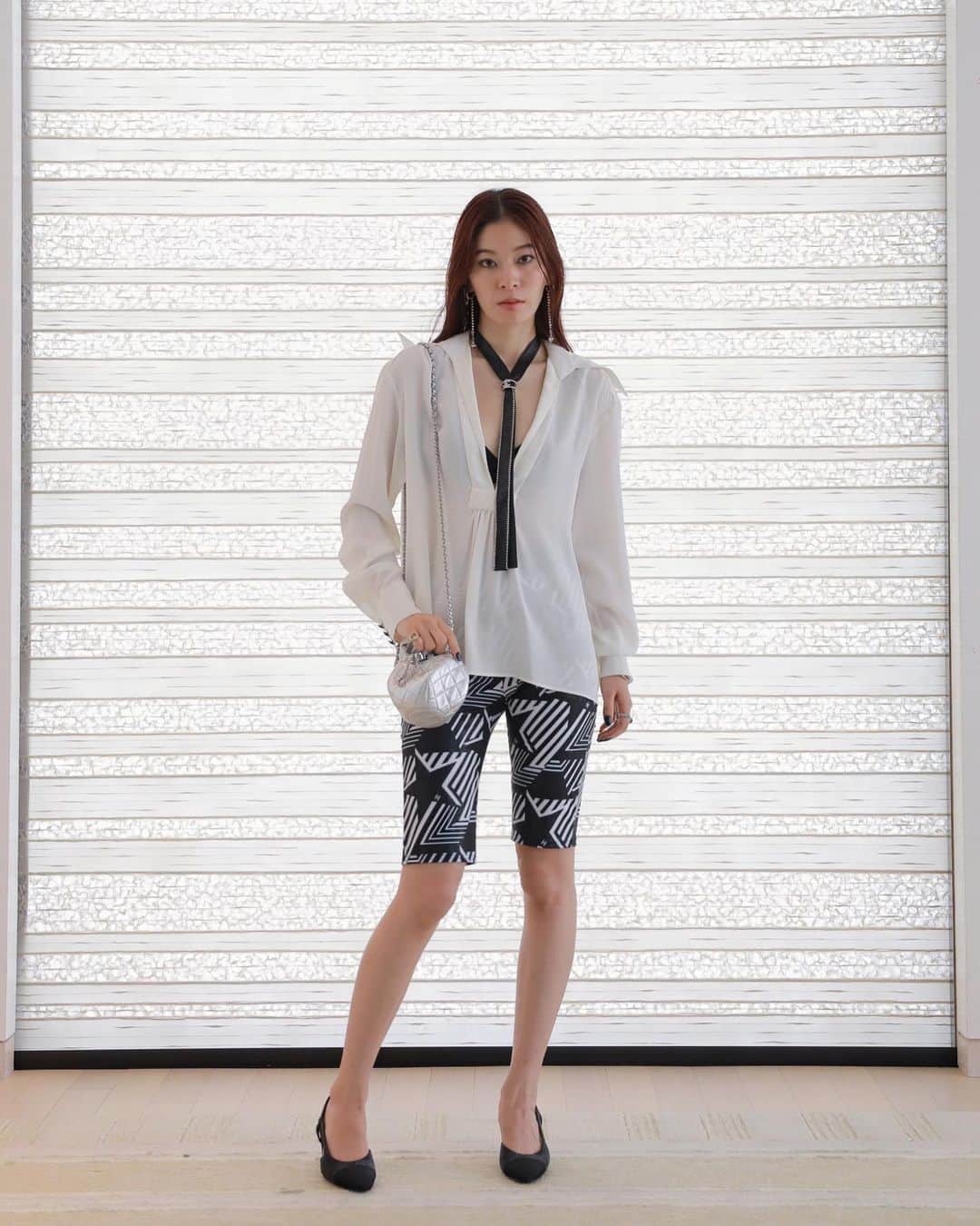とんだ林蘭さんのインスタグラム写真 - (とんだ林蘭Instagram)「@chanel.beauty 💄  シャネルの新しい特別なリップ「トランテアン ル ルージュ」を体験してきました。 全12色がそれぞれシャネルの歴史からインスパイアされたカラーになっていて、口紅を色で選ぶのではなく、その時ビビッときたストーリーから選択するという方法が新鮮でした。 透明なパッケージもすき。壊れにくいガラスケースを開発するのに4年かけたそうです。 私はこの日、ストーリーからセレクトしたらいちばん明るいベージュのカラーでした🤍  「トランテアン ル ルージュ」 2023/9/1 シャネル オンラインブティック・一部店舗先行発売 2023/10/6 店舗限定発売  #CHANELMakeup #311LeRouge」8月1日 15時04分 - tondabayashiran