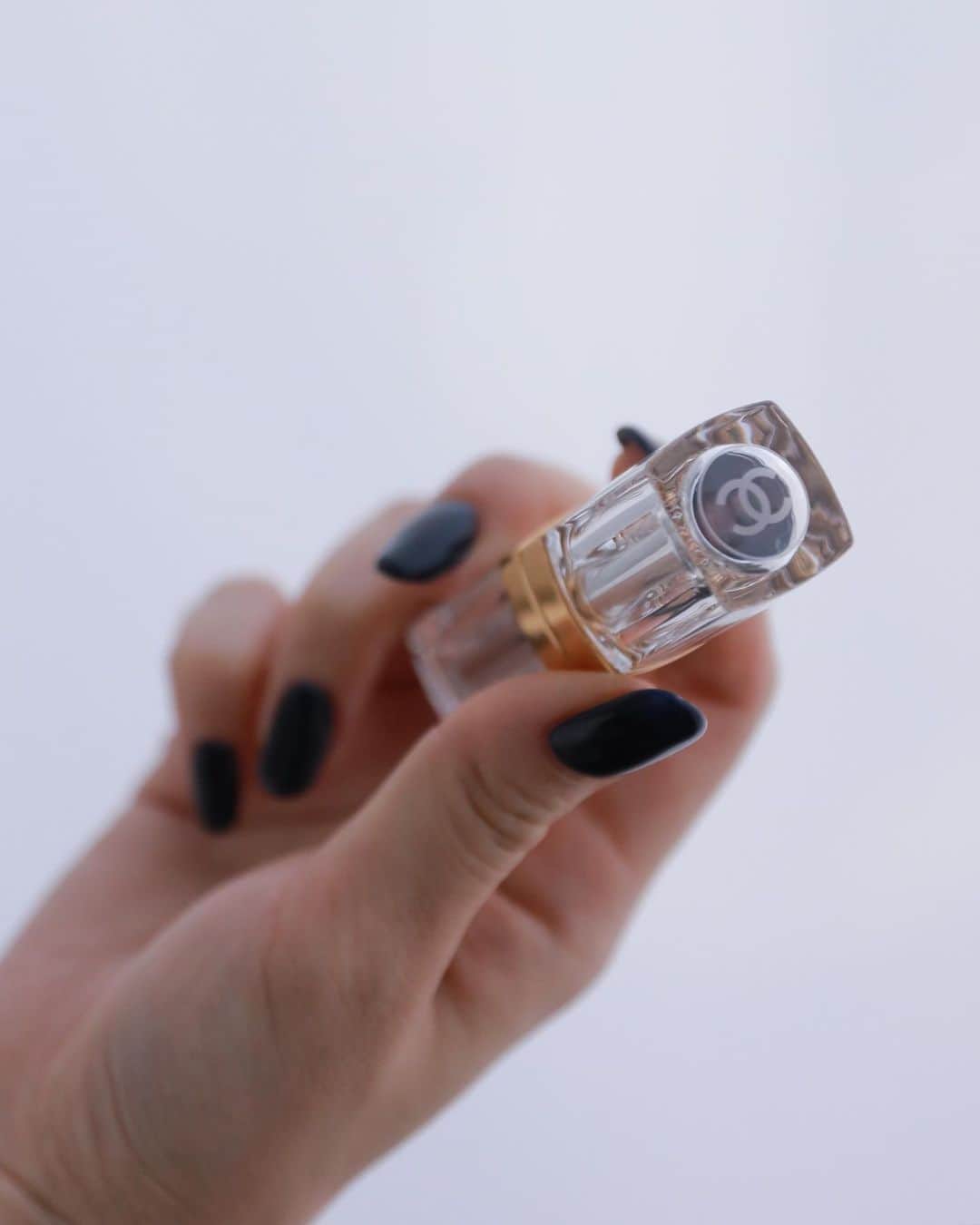 とんだ林蘭さんのインスタグラム写真 - (とんだ林蘭Instagram)「@chanel.beauty 💄  シャネルの新しい特別なリップ「トランテアン ル ルージュ」を体験してきました。 全12色がそれぞれシャネルの歴史からインスパイアされたカラーになっていて、口紅を色で選ぶのではなく、その時ビビッときたストーリーから選択するという方法が新鮮でした。 透明なパッケージもすき。壊れにくいガラスケースを開発するのに4年かけたそうです。 私はこの日、ストーリーからセレクトしたらいちばん明るいベージュのカラーでした🤍  「トランテアン ル ルージュ」 2023/9/1 シャネル オンラインブティック・一部店舗先行発売 2023/10/6 店舗限定発売  #CHANELMakeup #311LeRouge」8月1日 15時04分 - tondabayashiran