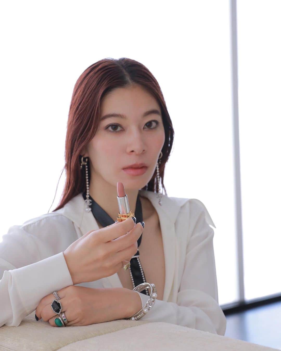 のインスタグラム：「@chanel.beauty 💄  シャネルの新しい特別なリップ「トランテアン ル ルージュ」を体験してきました。 全12色がそれぞれシャネルの歴史からインスパイアされたカラーになっていて、口紅を色で選ぶのではなく、その時ビビッときたストーリーから選択するという方法が新鮮でした。 透明なパッケージもすき。壊れにくいガラスケースを開発するのに4年かけたそうです。 私はこの日、ストーリーからセレクトしたらいちばん明るいベージュのカラーでした🤍  「トランテアン ル ルージュ」 2023/9/1 シャネル オンラインブティック・一部店舗先行発売 2023/10/6 店舗限定発売  #CHANELMakeup #311LeRouge」