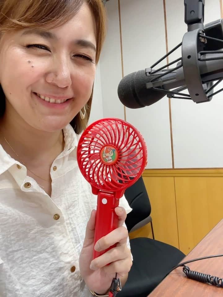 中嶋ユキノのインスタグラム：「カープミニ扇風機、かわいい⚾️❣️  国歌斉唱まで、あと3時間きりましたー🫣🇯🇵‼️  このあと、広島FM「江本一真のゴッジ」に生出演させていただきます🧡😊  #ゴッジ #hfm  #広島東洋カープ #carp  #中嶋ユキノ  #シンガーソングライター #nakajimayukino #singersongwriter #作詞作曲 #おすすめ #おすすめ曲 #songwriter #songwriting  #singer #singing #singerlife  #japan #作詞 #作曲  #applemusic #linemusic #spotify #youtube #ove #music」