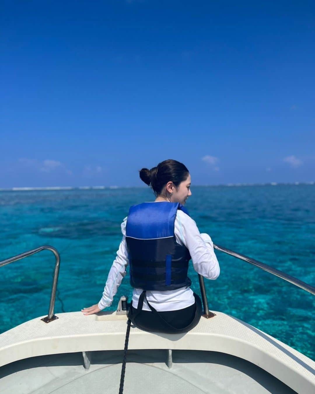 のインスタグラム：「8月だね〜☀️  とびっきり天気のいい日に 思いっきり泳ぎたい°･🐠 海に飛び込みたい〜🏖  今年はいつ宮古島行けるかな。。。」