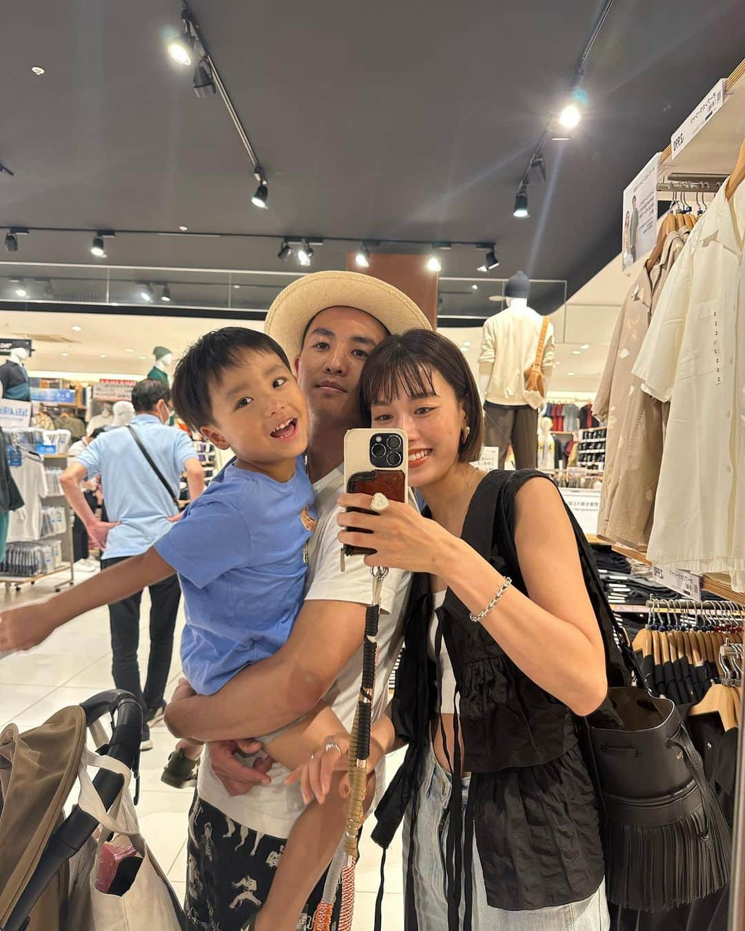 小西翼のインスタグラム：「. Family❤️ ゆうちゃんはベビーカーで寝んね👶🏻✨  あんまり抱っこすることが減った長男。 久々に抱っこしてもらって 嬉しそうやったぁ❤️  #くろかわさんち#family」