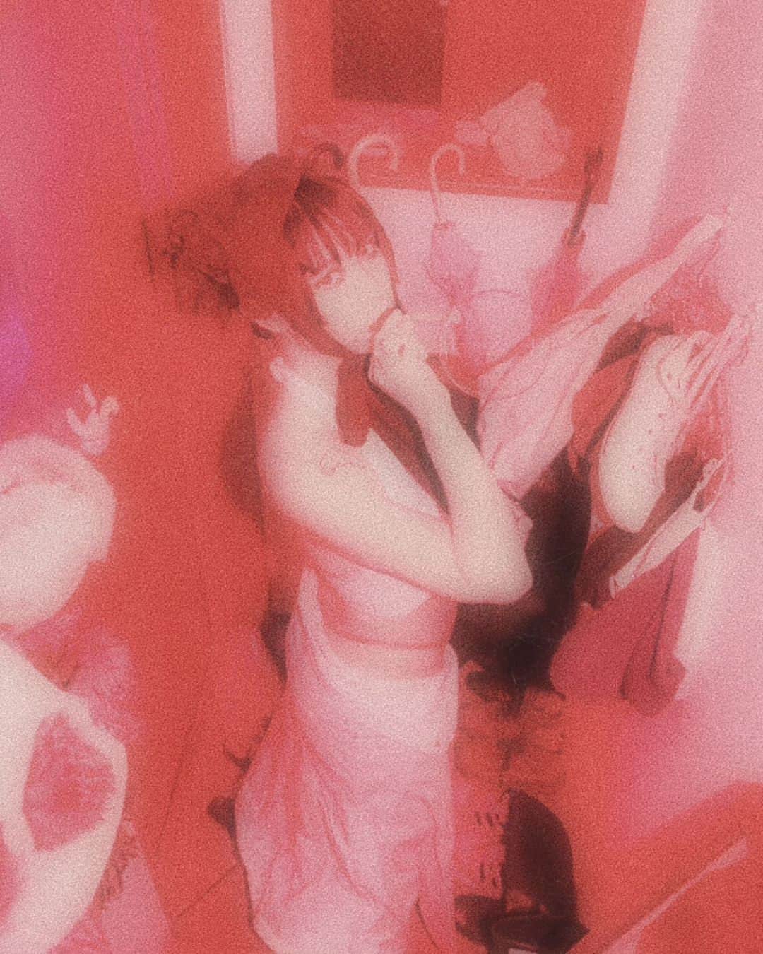 LISACHRISのインスタグラム：「BEING FLAT」