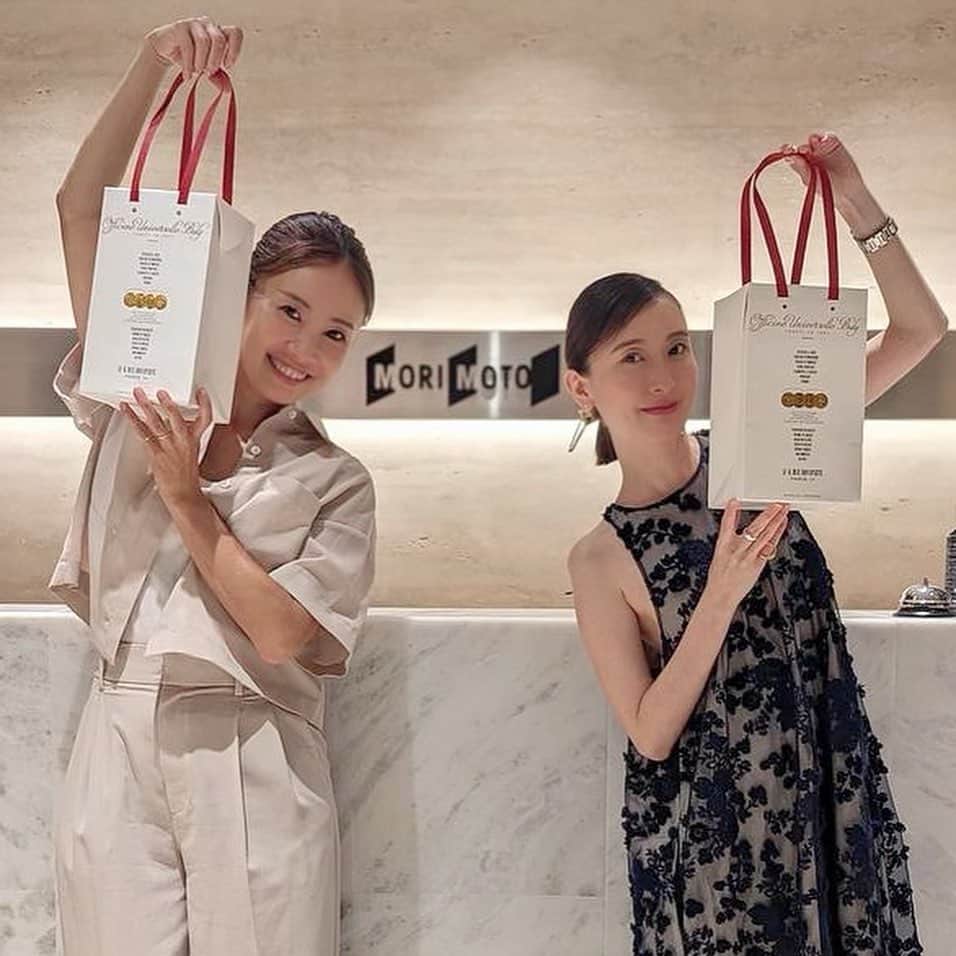 のインスタグラム：「先日は、 「SUMAU×前田紀至子さん ＜好き＞と共に暮らす　リアルイベント」で司会を担当させて頂きました！  紀至子さんは【＜好き＞と共に暮らす】をモリモトSUMAUにて連載中。 暮らしを豊かにするモノ、コトを紀至子さん視点でご紹介されています。 過去23回の連載を読んでみると、紀至子さんの視野が世界に向いていて、その中から素敵な物をピックアップしているのがわかります！ 今回はその連載【＜好き＞と共に暮らす】をテーマに、 直接、紀至子さんからお話を聞けたり、質問できたり、という とても楽しいイベントとなりました♡  明るくて可愛くて気さくな紀至子さんに、直接お話を聞かせてもらって、参加された皆さんもとても楽しそうでした！  さらに、代官山のモデルルームには、紀至子さんチョイスで、オフィシーヌ・ユニヴェルセル・ビュリーのアイテムをレイアウト。 お気に入りなど説明してもらいました🎵  最後は、ビュリーの 「おそろいのコームをプレゼント！」しかも、イニシャル入り！  更にさらにMRで見ていただいたビュリー商品に番号がふってあって、座席番号と同じものもプレゼント！ 極め付けは、紀至子さんから可愛いポーチのプレゼントまで！  皆さん、最後は大喜びを越えてビックリ顔になっていました😆  内容からプレゼントまで、 本当に豪華なイベントとなりました。 これから、モリモトさんのイベントはあると思いますので、 是非！ご参加ください🎵  #モリモト  #morimoto  #デザイナーズマンション  #オフィシーヌユニヴェルセルビュリー ビュリー」