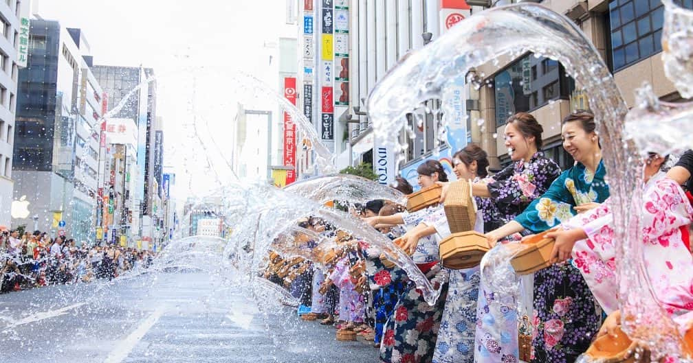 ユニクロ 銀座店さんのインスタグラム写真 - (ユニクロ 銀座店Instagram)「【ゆかたで銀ぶら２０２３】 昨年中止になった盆踊りが復活！ 大人気企画『銀座涼風計画・打ち水』も規模を拡大して開催いたします😊  ユニクロ銀座店では、8月5日土曜日、ゆかたを着てご来店、または、イベントパンフレットのうちわをお持ちのお客様へ （先着20杯、お1人様1回限り）ユニクロコーヒーをプレゼント致します。  ●プレゼント内容　ユニクロコーヒー１杯（アイスまたはホット） ●プレゼント場所　１２階ユニクロコーヒー  うちわは銀座店１階にて設置中！（無くなり次第、終了） また、当日銀座商店街の方が銀座界隈にて配布しております。 ぜひ夏を楽しみに銀座６丁目へ遊びに来てください😊  #ユニクロ#ユニクロ銀座#uniqlo#uniqloginza#UNIQLOCOFFEE#銀座#ginza#銀座6丁目#ゆかたで銀ぶら」8月5日 11時00分 - uniqlo_ginza