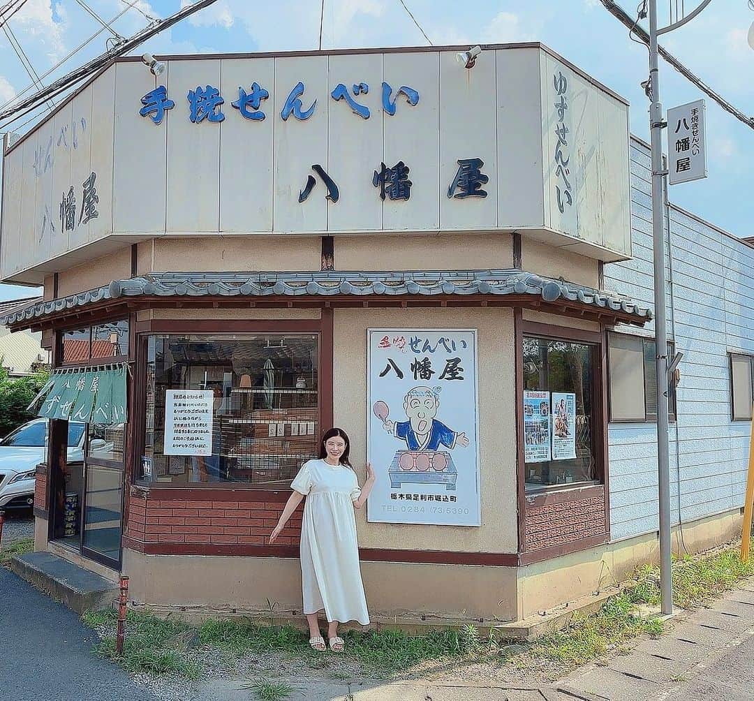 手島優のインスタグラム：「・  私の実家のせんべい屋🍘  【手焼きせんべい八幡屋】　 　  7月末日をもって閉店致しました！  31年間両親が守り続けてくれたお店✨ みなさまに支えて頂いたお店✨  本当に、本当に、感謝でしかないです😭　　  私個人としてはとても寂しいのですが、、　　 　  お店を閉める理由としての　　  「元気なうちに第二の人生を楽しみたい。」 という両親の気持ちを尊重します☺️🌈✨　  本当に、本〜当に、、、　 お疲れ様でした！！！！！ 🍘🍘🍘🍘🍘  これからはゆっくり、今まで出来なかった事を大いに楽しんで過ごしていって欲しいと思います😊 　 　  　  　お休みも全然無くずっとずっと働いてくれたもんね🥺 行った日もお客様引っ切りなしに来てくれていたし、、　 皆様に愛して貰えていて手前味噌ながら自慢でしかないです🙌  ・　 🍘  長らくのご愛顧誠に誠に！ありがとうございました！！！！！  　  私にとっては今までもこれからも最高に美味しくて愛がいっぱいのせんべい屋です🍘✨　 　 　 　 　  #実家　#せんべい　#せんべい屋 #手焼きせんべい八幡屋　#両親　#お疲れ様でした #感謝　#ありがとうございました　#長らくのご愛顧誠にありがとうございました」
