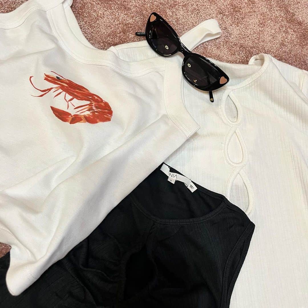 ひよんのインスタグラム：「🦐🤓👚  かわいいお洋服ゲット😍 産後着るために！笑 この服を着れるようにダイエット頑張るって意味も込めて❤️‍🩹  @lisasaysgah 🤍  #ひよん #ひよん服」