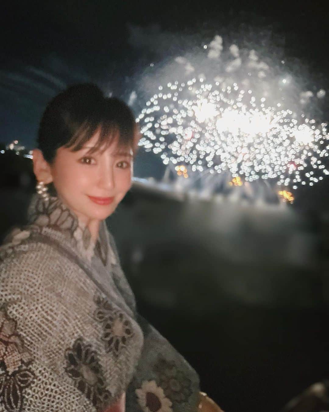 のインスタグラム：「先日の地元静岡 安倍川花火大会🩷  大スターーーマイーーーーン🎤！  ディズニーのドローンも花火も 本当に素晴らしかったです♡  浴衣は 母が若い頃、53年前に着ていた絞り染め浴衣です☺︎  え…半世紀以上も経つの…🫨！？  今日から8月♡ 今月も 宜しくお願いいたします🫶🏻  追伸…  この日の為にも 静岡台風被害の復旧作業を 命懸けでしてくださった皆様に 心から感謝申し上げます✨  #静岡 #安倍川花火大会 #ディズニー」