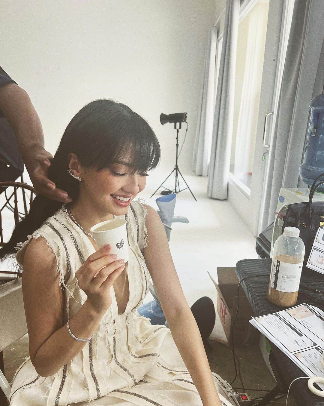 ラライン・シャーのインスタグラム：「Dressed, blessed, and @kisaku.co latte obsessed ☕️  #bts #tb #stellarisa  #adellejewellery #wheatcollection」