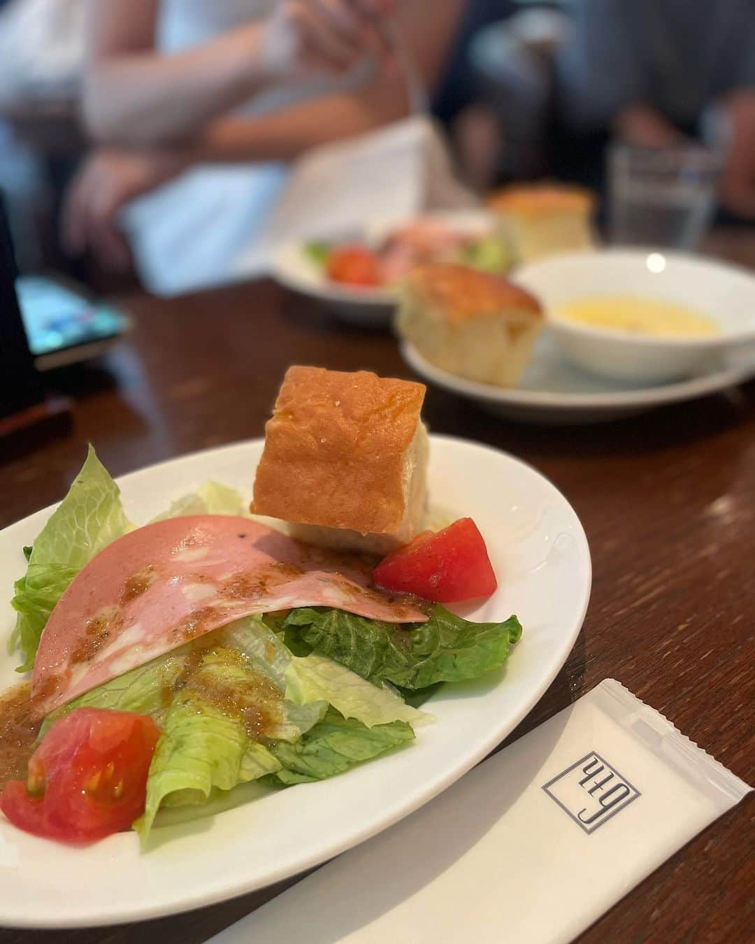 梅野舞さんのインスタグラム写真 - (梅野舞Instagram)「先日の 仲良しメンバーでの ランチ会🍽💕  閉店前に!『6th by ORIENTAL HOTEL』のパンケーキを✨✨  と言っても、わたしと @hirayama_yumiko は 初だったよ😍  @higashisayumi に 驚かれました😂  異国情緒ただよう雰囲気の中、イタリアンをベースに多国籍なお料理が楽しめる♬  美味しくて 楽しいひと時でした♥️  今日はこれから帰省✈️でしたが 悪天候で欠航や遅延が相次ぎ🥹  出発まで待機中✨✨  #6thbyorientalhotel #6thbyorientalhotelのパンケーキ  #パンケーキ#ランチ会#パスタ#ホワイトコーデ#lunchtime #happytime #instagram#instagood#instagramjapan」8月1日 15時45分 - mai.umeno