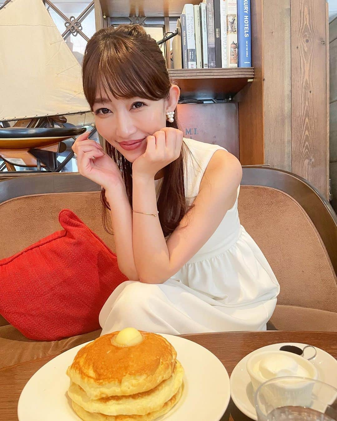 梅野舞さんのインスタグラム写真 - (梅野舞Instagram)「先日の 仲良しメンバーでの ランチ会🍽💕  閉店前に!『6th by ORIENTAL HOTEL』のパンケーキを✨✨  と言っても、わたしと @hirayama_yumiko は 初だったよ😍  @higashisayumi に 驚かれました😂  異国情緒ただよう雰囲気の中、イタリアンをベースに多国籍なお料理が楽しめる♬  美味しくて 楽しいひと時でした♥️  今日はこれから帰省✈️でしたが 悪天候で欠航や遅延が相次ぎ🥹  出発まで待機中✨✨  #6thbyorientalhotel #6thbyorientalhotelのパンケーキ  #パンケーキ#ランチ会#パスタ#ホワイトコーデ#lunchtime #happytime #instagram#instagood#instagramjapan」8月1日 15時45分 - mai.umeno