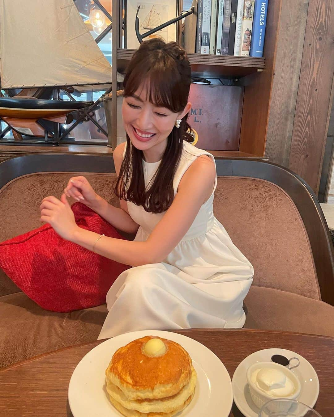 梅野舞さんのインスタグラム写真 - (梅野舞Instagram)「先日の 仲良しメンバーでの ランチ会🍽💕  閉店前に!『6th by ORIENTAL HOTEL』のパンケーキを✨✨  と言っても、わたしと @hirayama_yumiko は 初だったよ😍  @higashisayumi に 驚かれました😂  異国情緒ただよう雰囲気の中、イタリアンをベースに多国籍なお料理が楽しめる♬  美味しくて 楽しいひと時でした♥️  今日はこれから帰省✈️でしたが 悪天候で欠航や遅延が相次ぎ🥹  出発まで待機中✨✨  #6thbyorientalhotel #6thbyorientalhotelのパンケーキ  #パンケーキ#ランチ会#パスタ#ホワイトコーデ#lunchtime #happytime #instagram#instagood#instagramjapan」8月1日 15時45分 - mai.umeno