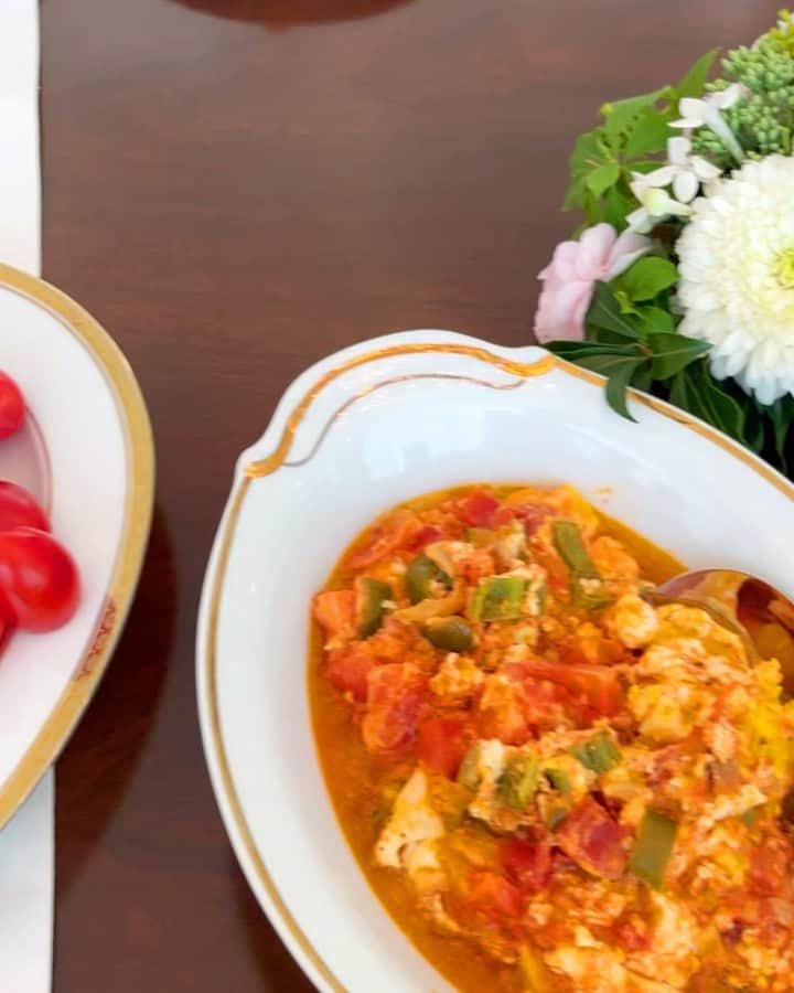 のインスタグラム：「トルコ大使館の朝ごはんメニュー  ・トルコ風スクランブルエッグ「メネメン」 ・生野菜トマトときゅうり ・塩漬け肉「パストゥルマ」 ・焼きチーズ「へルミチーズ」 ・糖蜜「ペクメズ」入り胡麻ペースト「タヒニ」 ・トルコチーズ (オレンジ色のはにんじん入り/ハードカシャール/若いカシャール/オリュギ？チーズ/クラシック白チーズ/ エジニ？白チーズ) ・ジャム(いちご　バラ　アンズ　はちみつ　バター) ・オリーブ ・ドライフルーツとナッツ ・トルコ風チーズ春巻き「シガラボレイ」  各々に ・ヨーグルト ・パンプレート(ポアチャ、エキメキ、シミット) ・チャイ ・コーヒー  ※メモ📝しきれず(？)のところがあります  シミットがとにかく美味しかった！ シガラボレイはディル入りで香り良いのが気に入りました☺️  #トルコの朝ごはん #トルコ大使館 #トルコ料理 #メネメン #パストゥルマ が食べられるとは！ #トルコチーズ はめちゃくちゃ美味しい #タヒニ も好き #シミット #ポアチャ #シガラボレイ はよく作ります」