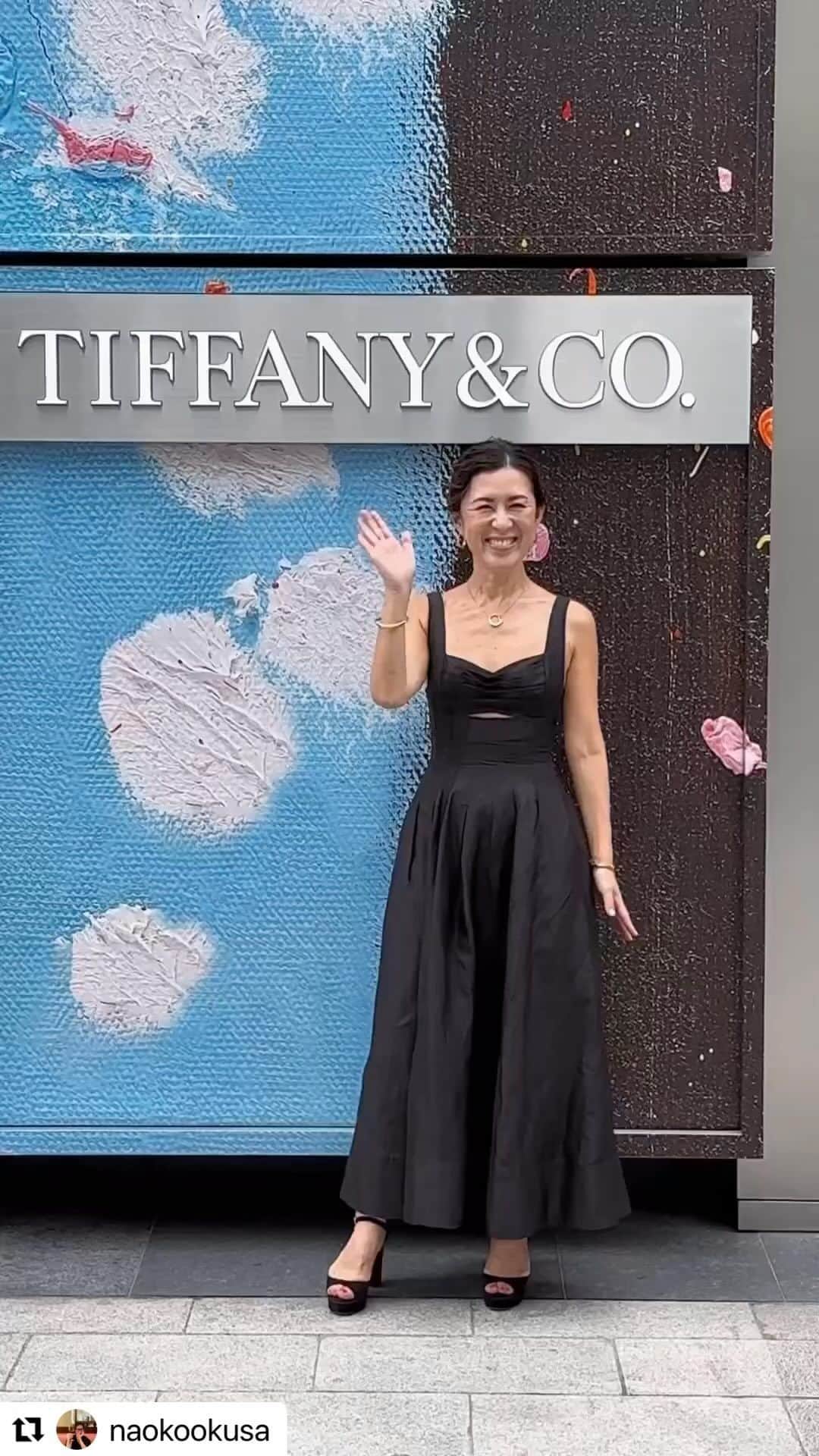 菊池かずみのインスタグラム：「TIFFANY & CO.✨大草さんヘアメイク💚 ハイジュエリーを素敵に身につける大草さんがまた素敵✨ 大草さんのウェーブヘアを活かしたヘアスタイル。 フォーマルな雰囲気に遊び心を持たせた、毛先が踊るようなアップヘアスタイルが大草さんにとってもお似合いだと思いません？💚  #tiffany #大草直子 #ウェーブヘア #ヘアメイク #KIKKUhair #KIKKUmakeup」