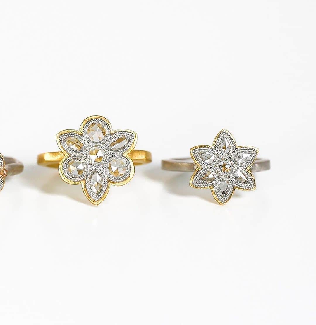 ハムのインスタグラム：「One Off 7diamonds オンライン販売開始  この個性的且つ親しみやすいモチーフには、とあるルールが隠されています。  パヴェセッティングというスタイルをご存知でしょうか。小さな宝石が敷き詰められた様を石畳に見立ててこう呼びます。 同じ大きさの石を無作為に並べるだけのように思えますが、その配置は必ず中心から始まります。7石をひとつの単位として、それを徐々に広げていくようにセッティングする決まりがあるのです。  規則的なパヴェセッティングの最小単位を抜き出してアレンジしたのが、このモチーフ。カットもシェイプも様々なダイヤモンドをデザイナーの感性で7つ組み合わせ、自社の職人によるハンドメイドで1点物に仕立てました。  隠された「7diamonds」のルールによって、不揃いなはずのダイヤモンドも不思議と落ち着いた表情を見せます。いびつで愛らしく、少しのユーモアが効いた大人のジュエリーです。     ※こちらの商品はhum JINGUMAE atelier & shopにてご覧いただけます。」