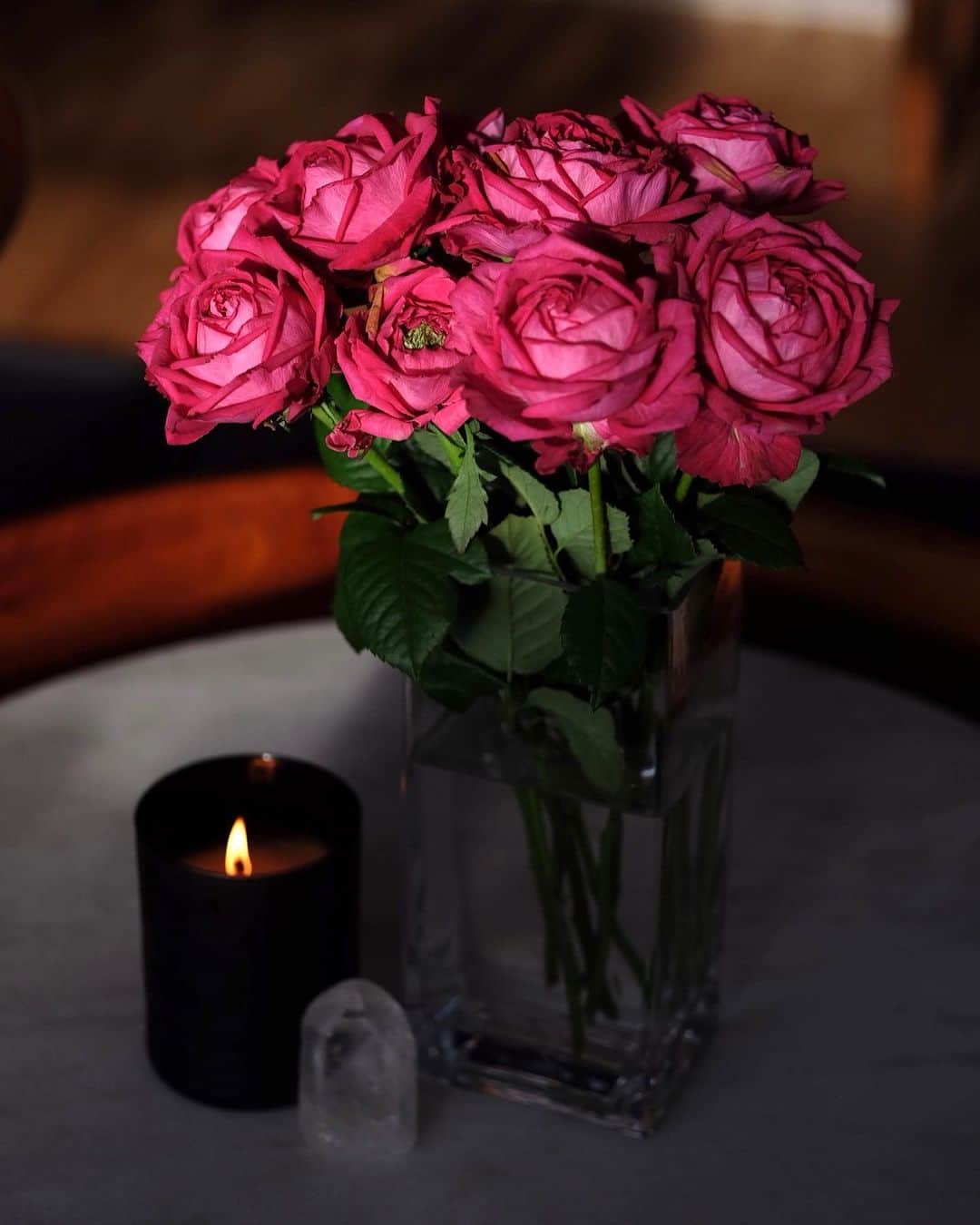 ケリーさんのインスタグラム写真 - (ケリーInstagram)「𝐻𝑒𝑙𝑙𝑜 𝐴𝑢𝑔𝑢𝑠𝑡🌹 もう、８月ですね。今自宅に飾っているお花🌝  “今日はお花を飾ろう💐お花は癒しのパートナーお花は空間も人間の心も浄化してくれる見返りを求めずに人に与えてくれる存在”  @ahnmikaofficial の”ポジティブ日めくりカレンダー 毎日アン ミカ”からの好きなメッセージ」8月1日 15時57分 - kellymisawa