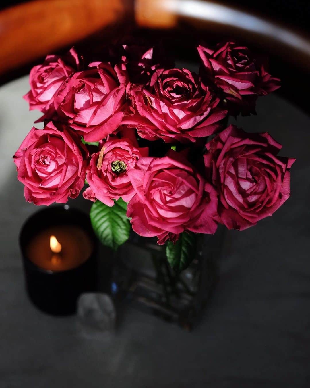 ケリーのインスタグラム：「𝐻𝑒𝑙𝑙𝑜 𝐴𝑢𝑔𝑢𝑠𝑡🌹 もう、８月ですね。今自宅に飾っているお花🌝  “今日はお花を飾ろう💐お花は癒しのパートナーお花は空間も人間の心も浄化してくれる見返りを求めずに人に与えてくれる存在”  @ahnmikaofficial の”ポジティブ日めくりカレンダー 毎日アン ミカ”からの好きなメッセージ」