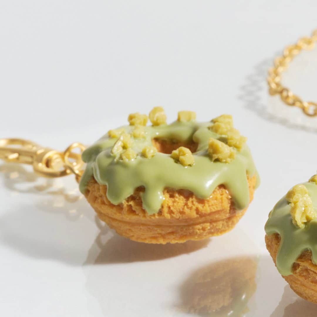 キューポットさんのインスタグラム写真 - (キューポットInstagram)「* 【NEW】~Pistachio~  is called the green-color jewel.  Doughnut with crushed pistachios on top of rich pistachio cream, perfect for pistachio lovers!  New flavor will join for our Doughnut collection! Coloful and playful design... wearable doughnuts jewelry is so eye-catchy!🍩  ◾️Cart Open at 2023/8/4 12:00JST  https://intl.q-pot.jp/collections/new  #qpot #キューポット #sweetsaccessory #sweetslover  #jewellerylover  #jewelrydesign #instajewelry #jewellery #jewelleryaddict  #jewelrygram #☕️ #🍩 #donuts #donutsdonutsdonuts #donuts🍩 #donutsof instgaram #donutshop #donutslover #donutslovers #donutshop #donutsfordays #donutsday #donutslife #yummydonuts #pistachio #コーヒー #ドーナツ#coffee #doughnuts #coffeeanddoughnut」8月1日 16時01分 - press_qpot_international