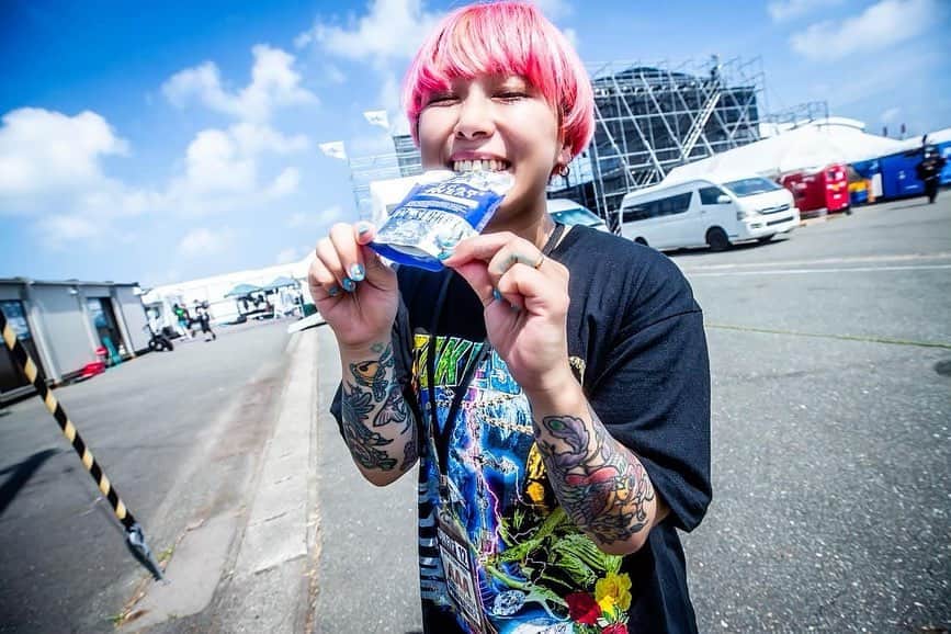 かなすのインスタグラム：「男鹿のケータリングにあったポカリスエットのアイススラリーってやつ飲んだら二日酔いから一瞬で復活したしライブ後も超回復したから絶対家に常備する🥹  Photo by @hayachinphoto」