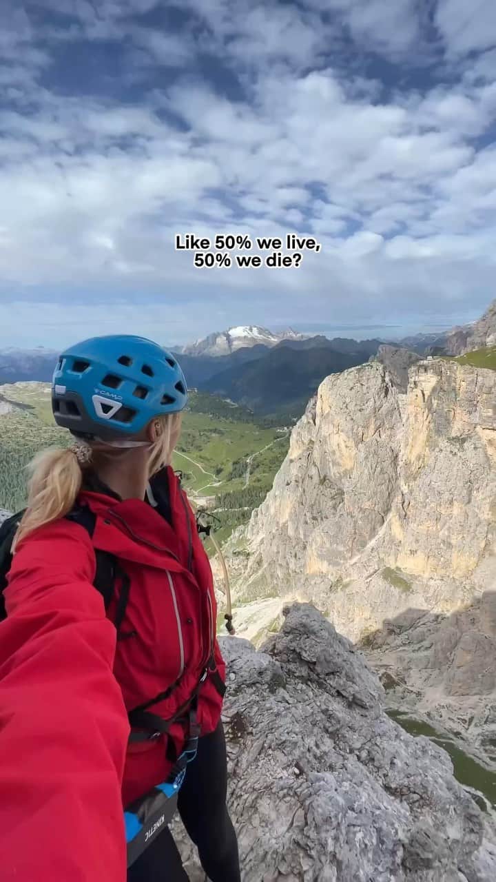 Zanna Van Dijkのインスタグラム：「Two years ago I started facing my fear of climbing head on. And now? Via ferrata is one of my favourite ways to explore the mountains 🏔️ So this a reminder that if you can’t beat the fear, do it scared. Because fear is a reaction, but courage is a decision 🫶🏼   📍Col dei Bos, The Dolomites 🇮🇹 This is a challenging via ferrata and not to be underestimated. Please only tackle it if you’re experienced or with an experienced climbing partner/guide ♥️ #faceyourfears #doitscared #thedolomites」