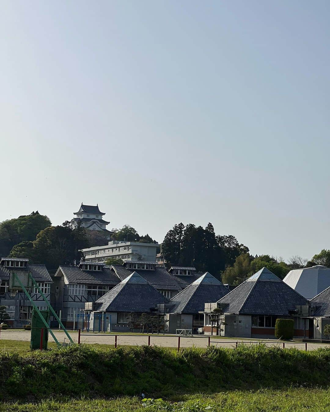 織田千穂さんのインスタグラム写真 - (織田千穂Instagram)「いすみ鉄道旅🚃 「大多喜駅🚉エリア観光」 観光協会の方に教えて頂いて立ち寄ったスポット！ 小学校🏫の建物がとてもユニーク！ 奥には大多喜城も🏯見えました♡ その大多喜城から続く城下町の様な雰囲気の お洒落な校舎が大多喜ならではですね✨  🚃いすみ鉄道旅　8/9🚃  #いすみ鉄道 #最近の鉄活 #鉄道 #駅舎 #鉄分補給 #鉄道好きな人と繋がりたい #電車 #instatrip #train #最近の鉄活 #途中下車 #列車旅 #菜の花 #房総 #大多喜駅」8月1日 16時17分 - chihoda