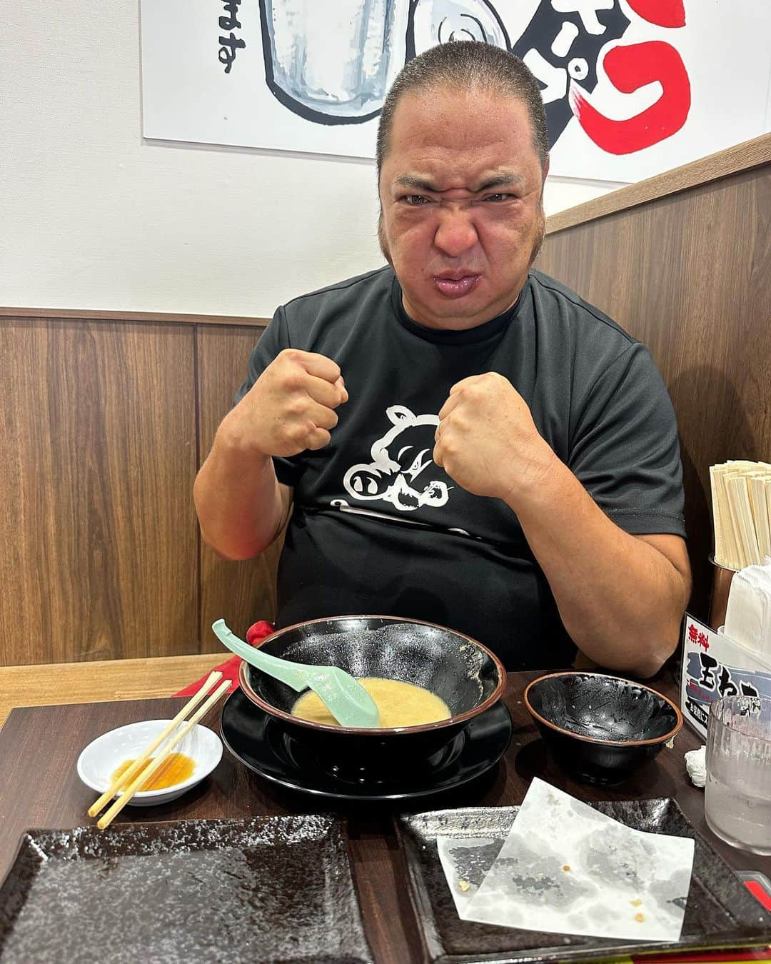 どさけんさんのインスタグラム写真 - (どさけんInstagram)「新下関のコスパ内に横浜家系ラーメン「一四家」さんが本日、オープンということで行ってきました！  なんと3日までラーメン1杯500円！  山口市の「一四家」さんには良く行くので味は間違いなし！  濃厚なスープに中太麺が最高！  家系ラーメンとご飯の相性はやばい！  なかなか山口県では家系ラーメンを食べれないのでどさけんにとってはとても貴重な存在！  みなさんもぜひー！   #山口県ラーメン  #下関ラーメン  #家系ラーメン #ライスバー #一四家  #コスパ新下関  #お腹いっぱい」8月1日 16時09分 - dosaken101