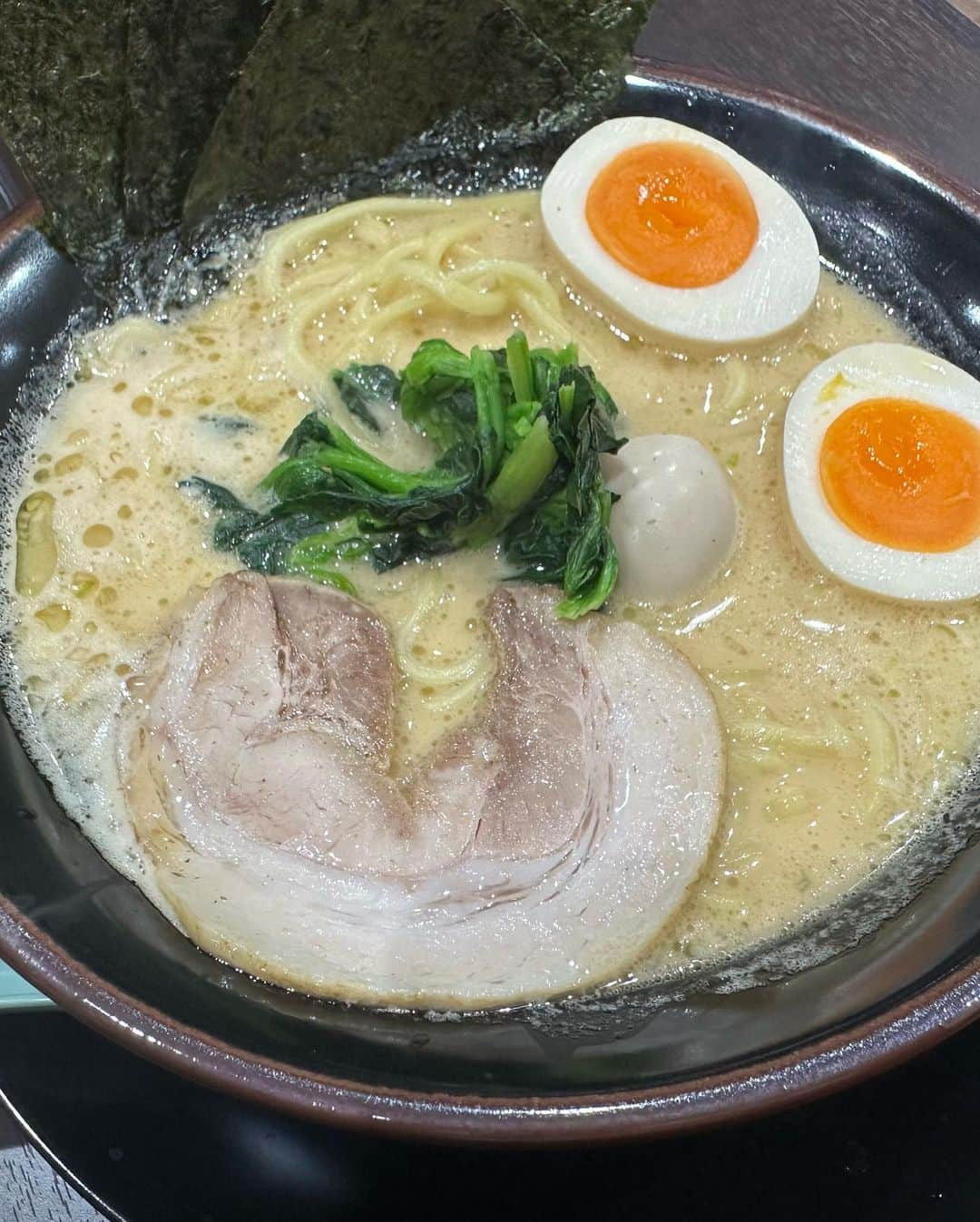 どさけんさんのインスタグラム写真 - (どさけんInstagram)「新下関のコスパ内に横浜家系ラーメン「一四家」さんが本日、オープンということで行ってきました！  なんと3日までラーメン1杯500円！  山口市の「一四家」さんには良く行くので味は間違いなし！  濃厚なスープに中太麺が最高！  家系ラーメンとご飯の相性はやばい！  なかなか山口県では家系ラーメンを食べれないのでどさけんにとってはとても貴重な存在！  みなさんもぜひー！   #山口県ラーメン  #下関ラーメン  #家系ラーメン #ライスバー #一四家  #コスパ新下関  #お腹いっぱい」8月1日 16時09分 - dosaken101