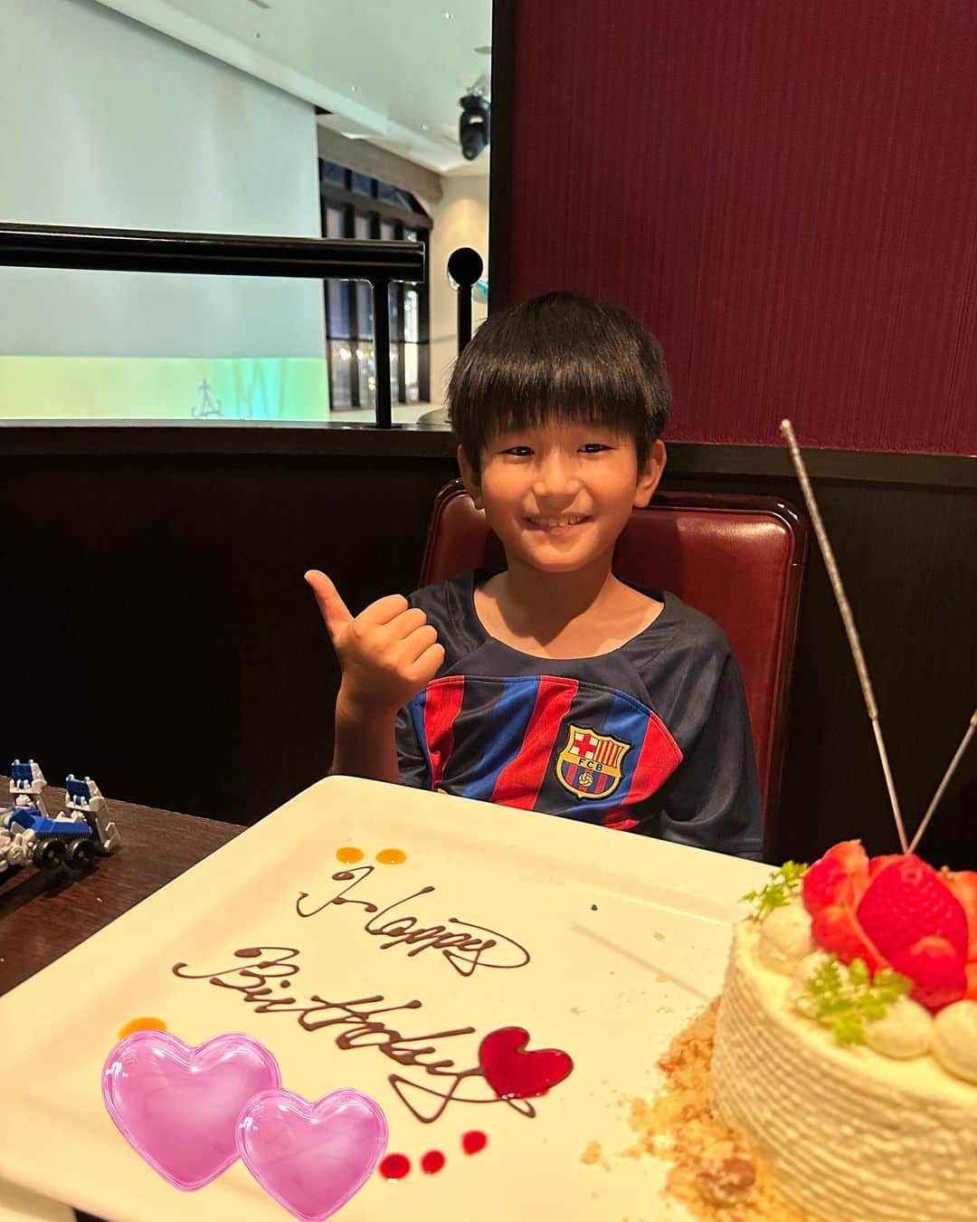 ナオのインスタグラム：「7/31は息子の9歳のお誕生日🎂  おめでとう〜！！  時々寝る前に産んでくれてありがとうと言ってくれるけど、こちらこそ生まれてきてくれてありがとうっていつも思ってるよ😊  たくさん食べて たくさん遊んで たまに勉強して  大きくなってね  大好きだよ❤️  プレゼントはバルサのユニフォーム。 もうガビは好きじゃないんだけどねって言われたけど気に入ったーすごく嬉しいとも言ってくれました^ ^  #誕生日 #パパからは #キーパーグローブ #膝当て #まさかのバルサのユニフォームかぶり #そっちの方が質が良い #けど気づいてないふりしてくれてる息子😆」