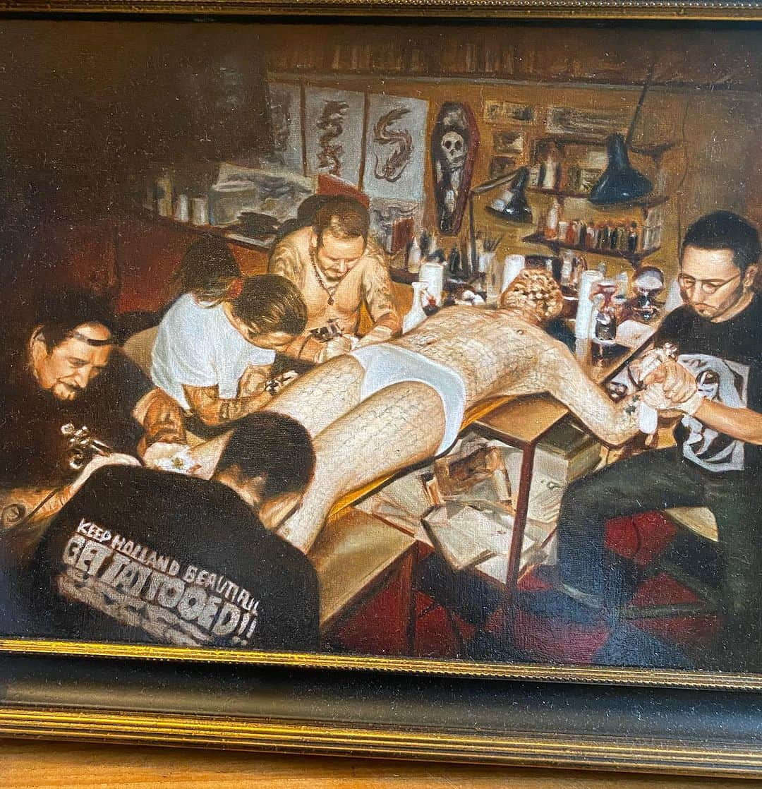 アムステルダム・タトゥー・ミュージアムのインスタグラム：「Oil painting by @timothyenglisch . Our group tattooing the world famous enigma. @hollywoodmarktattoo @permanentmark @tottengeorge #theojack.. early 90ties hapening in my old shop」