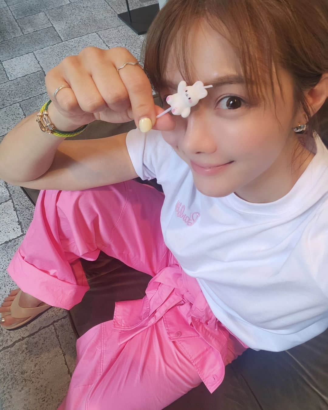 ユ・ハナのインスタグラム：「바비영화는 언제보려나요 디게 보고싶은데🌸  나 핑크 사실 많이 좋아합니다」