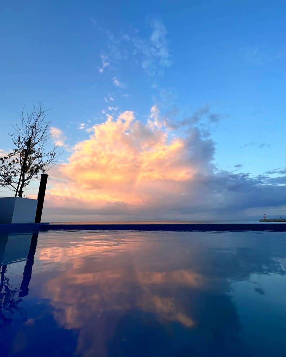 のインスタグラム：「うっすら虹が見えました🌈  虹を見るとHappyな気持ちになりますね🌈  ――――――――――――――― . ◇ご予約・お問い合わせ◇ 0957-62-5111 （受付時間 9：00〜18：00） ・ ◆#ホテル南風楼  と付けて投稿すると、こちらの アカウントなどで紹介させていただくことがございます。 ・  ・ ◇お知らせ◇ ホテル南風楼では素敵なウェディング会場もございます。 ウェディング公式Instagramアカウントです。 →@hotel_nampuro_wedding  ぜひご覧ください。 ・  ・ ―――――――――――――――――――― ・ .  #絶景ホテル #記念日旅行  #島原温泉  #映え旅 #夏旅 #絶景ホテル #長崎県 #島原市 #虹 #長崎旅行 #長崎ホテル #nagasaki #オーシャンビュー #オーシャンビューホテル  #ご褒美旅行 #onsen #japanhotel #夏休み旅行 #夏旅 #夏旅行」
