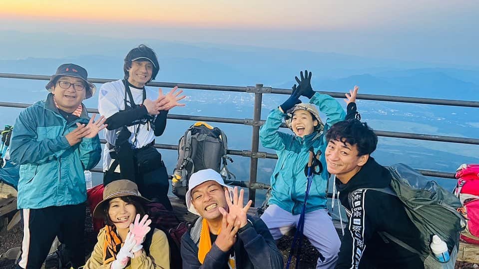 小石田純一さんのインスタグラム写真 - (小石田純一Instagram)「富士登山⑤ 約6時間かけて5合目から8合目に到着しました。気圧も変わり酸素も薄くなり、若干頭が痛くなります…。富士山ホテルでカレー食べて仮眠していよいよ頂上へ。21時に寝て25時30分に起きて出発です。  #富士山 #富士登山  #富士山ホテル  #カレー #gたかし さん #ジャッキーちゃん さん #石川不遼 さん #中垣みな さん #きのこちゃん  #小石田純一  #ものまね芸人 #お笑い芸人 #キサラ芸人」8月1日 16時25分 - koishida.trendy